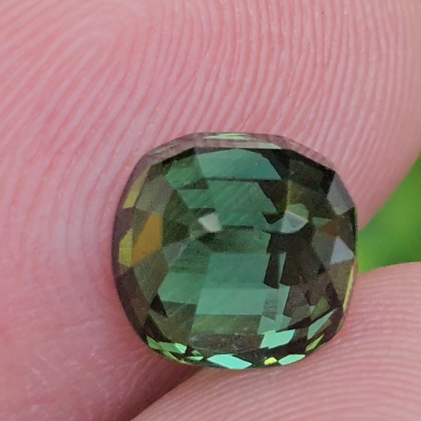 พลอย กรีน ทัวร์มารีน (Green Tourmaline) 2.85 กะรัต (Cts.) อัญมณีมงคลประจําวันเกิด เครื่องประดับพลอย