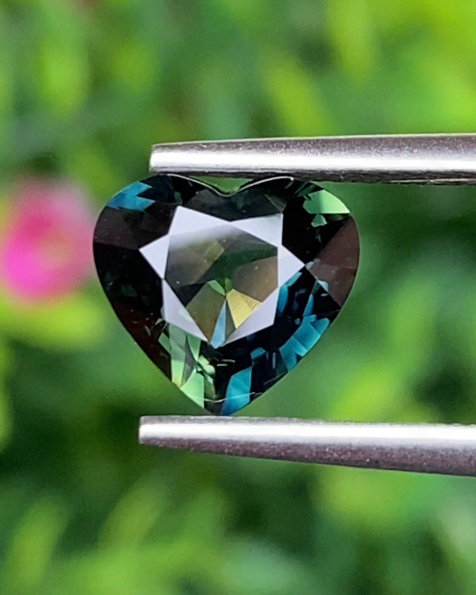 พลอย แซฟไฟร์ 3 สี Tricolor Sapphire 2.07 กะรัต (Cts.) ดิบ Unheated พร้อมใบเซอร์ พลอยแท้ อัญมณีมงคลประจําวันเกิด เครื่องประดับพลอย