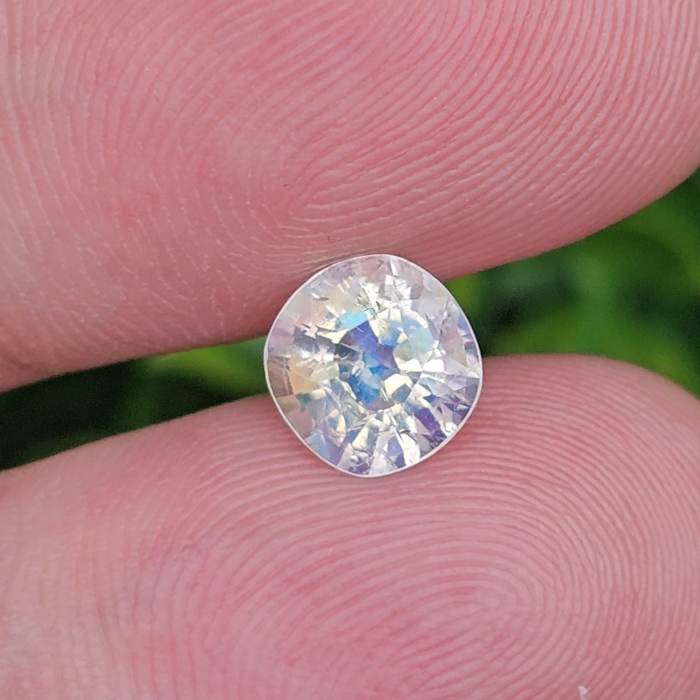 พลอย มูนสโตน เรนโบว์ rainbow moonstone 1.47 กะรัต (cts.) พลอยแท้ อัญมณีมงคลประจําวันเกิด เครื่องประดับพลอย