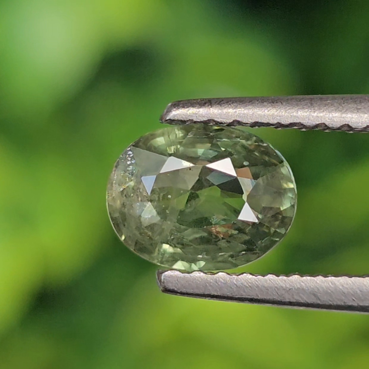 พลอย เขียวส่อง Green Sapphire 1.06 กะรัต (Cts.) พลอยแท้ อัญมณีมงคลประจําวันเกิด เครื่องประดับพลอย