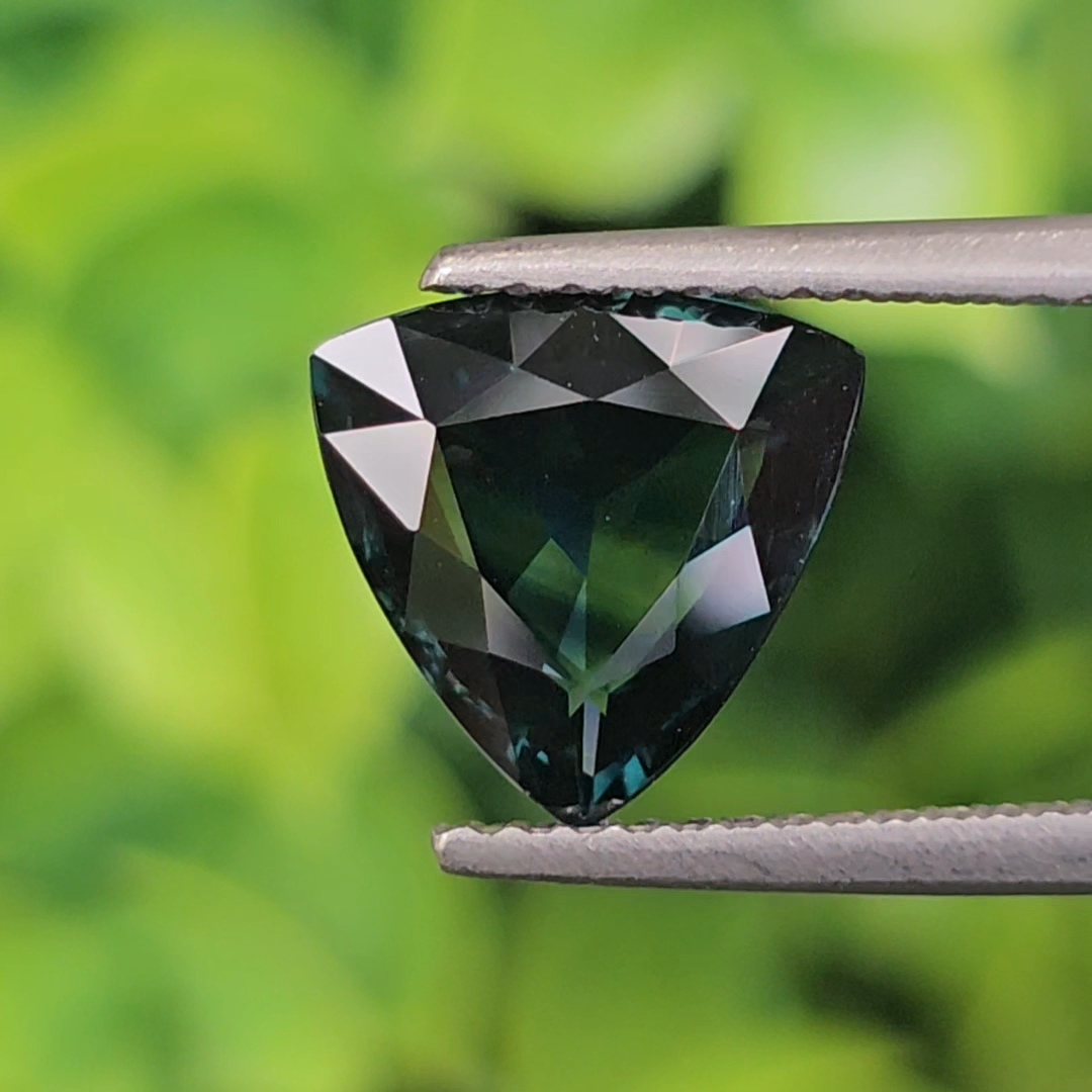 พลอย แซฟไฟร์สีน้ำเงินอมเขียว Teal Sapphire 2.70 กะรัต (Cts.) พลอยแท้ อัญมณีมงคลประจําวันเกิด เครื่องประดับพลอย