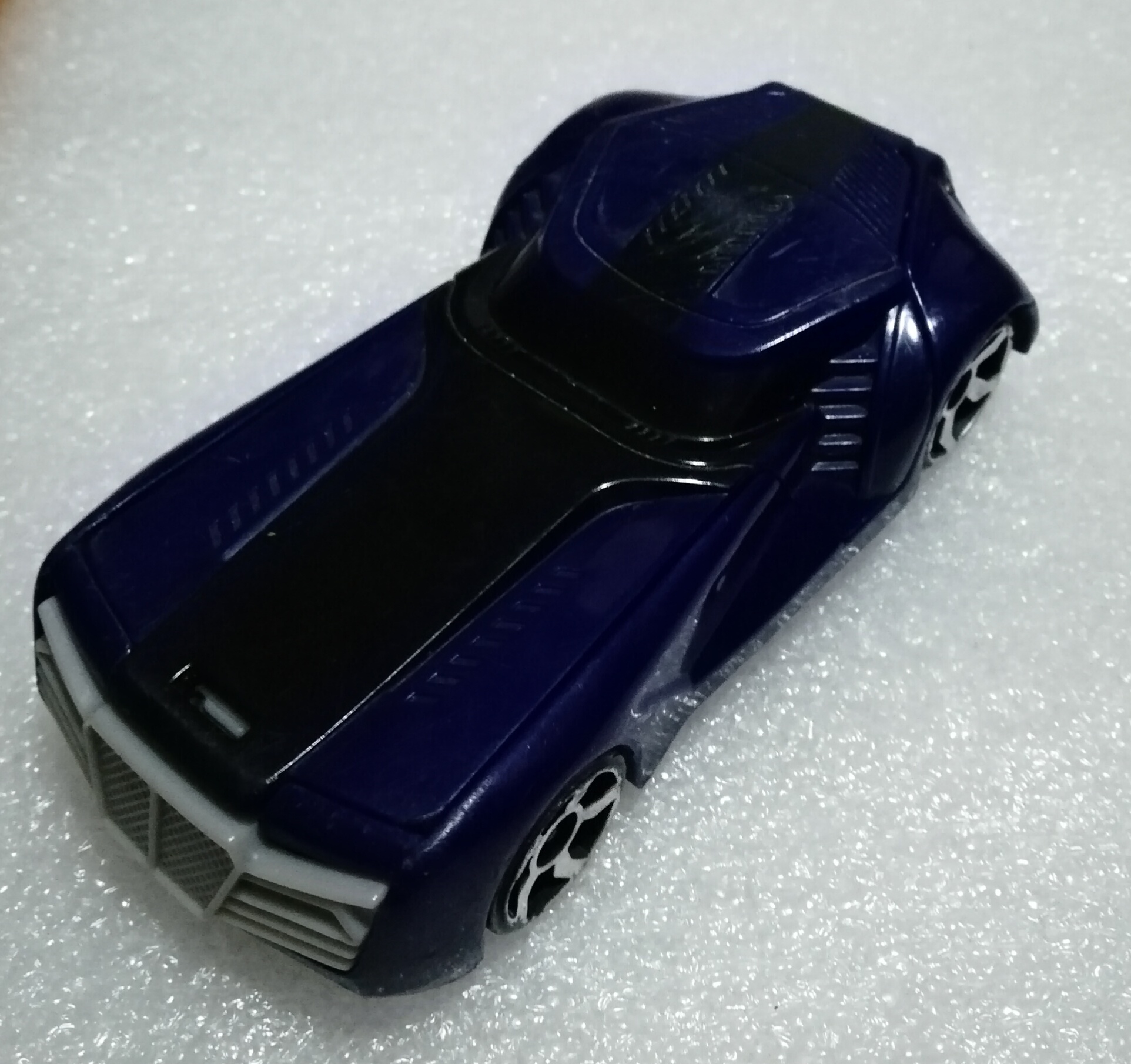 รถHot wheels พลาสติกสีน้ำเงิน-ดำ กดด้านหน้าฝากระโปรงเปิดออก มีคนยืนด้านใน ขนาด 4" ของสะสมจากแมคโดนัลด์เวียดนาม**โปรดตรวจสอบทุกภาพ