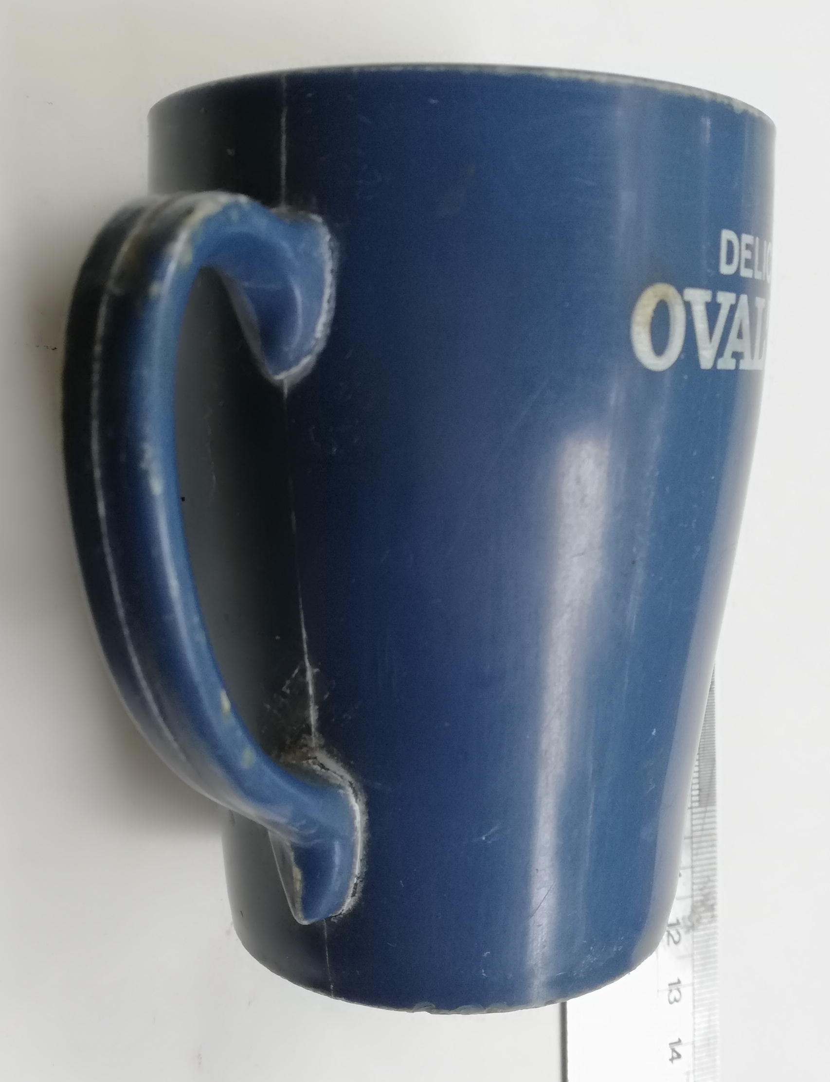 ของเก่าสะสม แก้วน้ำพลาสติกขนาดเล็กสีฟ้า ด้านในสีขาว ของสะสมจากOvaltine 'Delicious OVALTINE' เส้นผ่าศุนย์กลางประมาณปากแก้ว 2.7" เส้นผ่าศูนย์กลางก้นแก้ว 2.2" ความสูงประมาณ 3.8" **ของเก่ามีตำหนิ โปรดตรวจสอบทุกภาพ