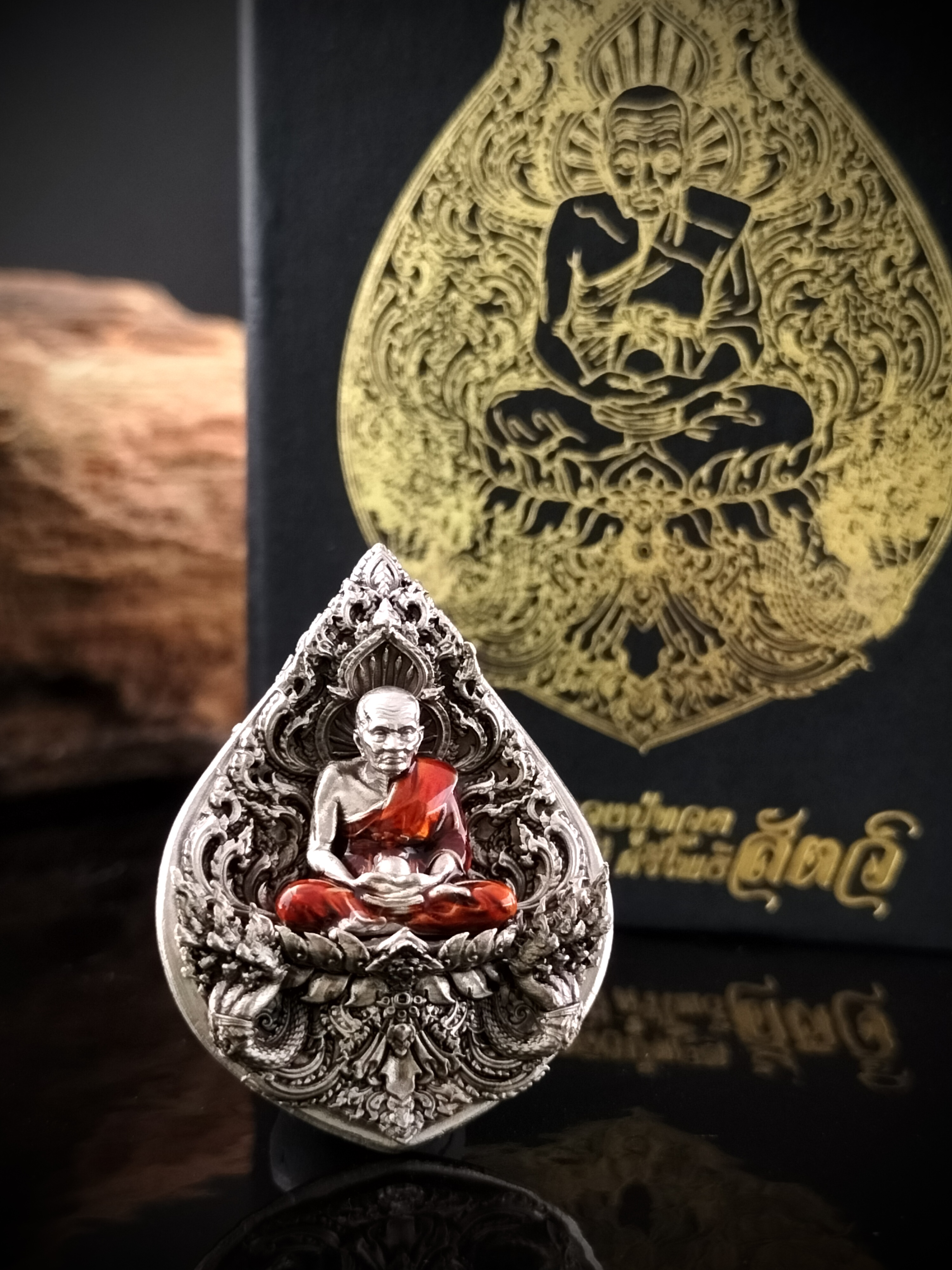 หลวงปู่ทวด รุ่น มหาบารมีศรีโพธิสัตว์ เนื้อบรอนซ์ชุบเงินซาติน องค์ลงยาจีวร