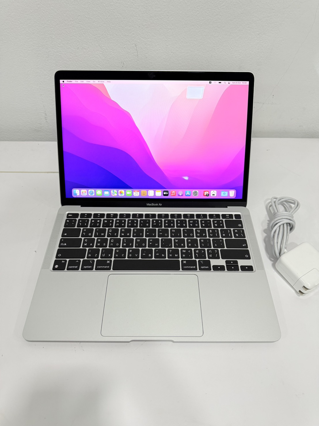 Apple Macbook Air 2020(M1/8GB/256GB)+Adapter จอมีรอยคีย์บอร์ด เครื่องบุบตรงมุมนิดนึง