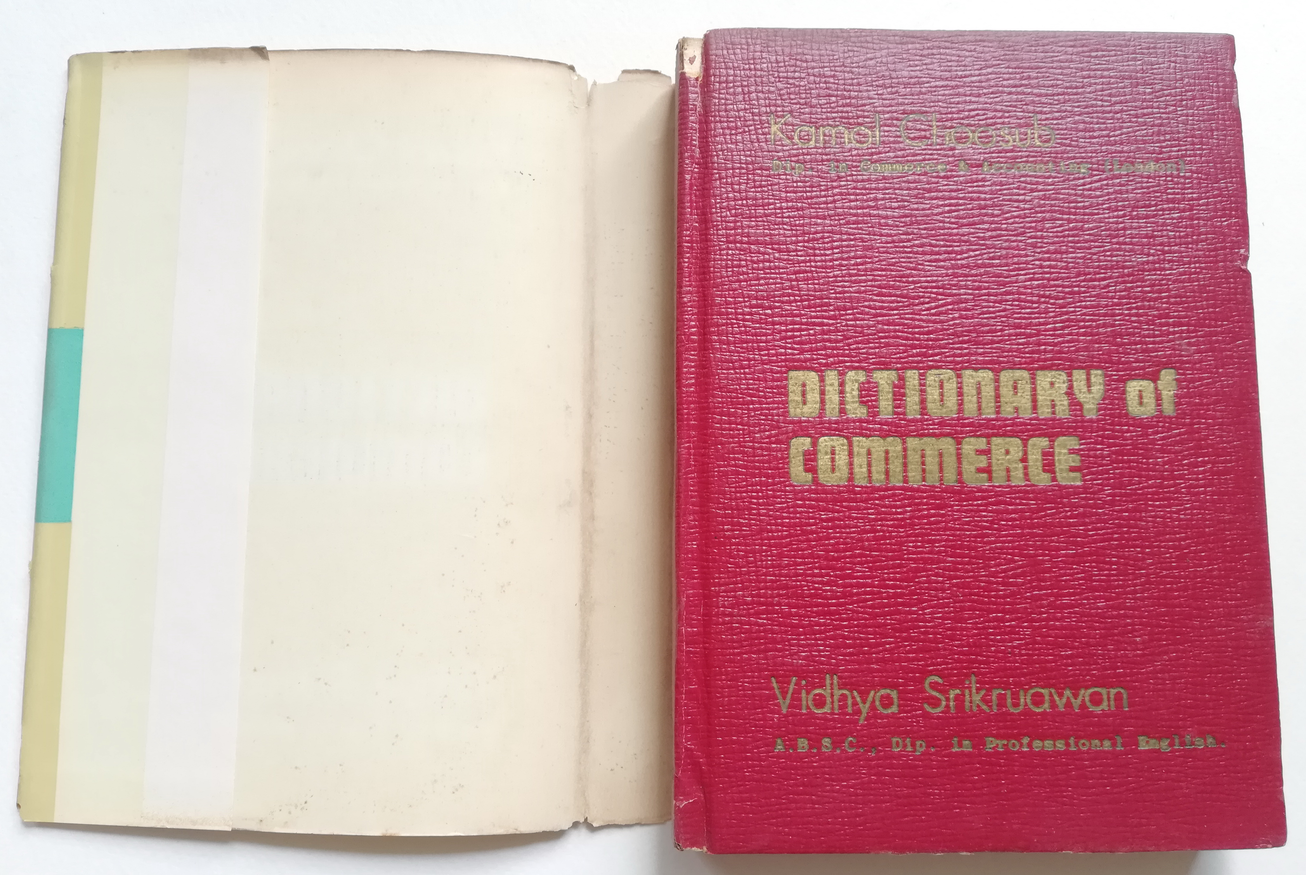 หนังสือเก่า พิมพ์ครั้งที่3 พ.ศ. 2513 "Dictionary of Commerce พจนานุกรมศัพท์พานิชย์" โดย กมล ชูทรัพย์ A.CBI. (LONDON) F.F.C.S (GUILDFORD) Dip in Accounting (LONDON) ) และ วิทยา ศรีเครือวัลย์ F. Com, A.,F.F.C.S.(GUILDFORD) บรรจุศัพท์ต่างๆเกี่ยวกับ