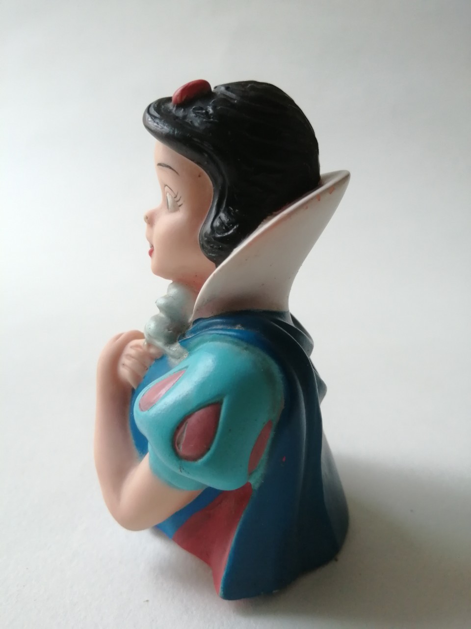 Disney Princess Snow White, bottle cap ของสะสมเจ้าหญิงสโนส์ไวท์ บรัชครึ่งตัวสโนว์ไวท์อุ้มนกสีขาว เป็นฝาขวดแชมพู รุ่นเก่าหน้าการ์ตูน ***งานเก่า มีตำหนิ ตามภาพ