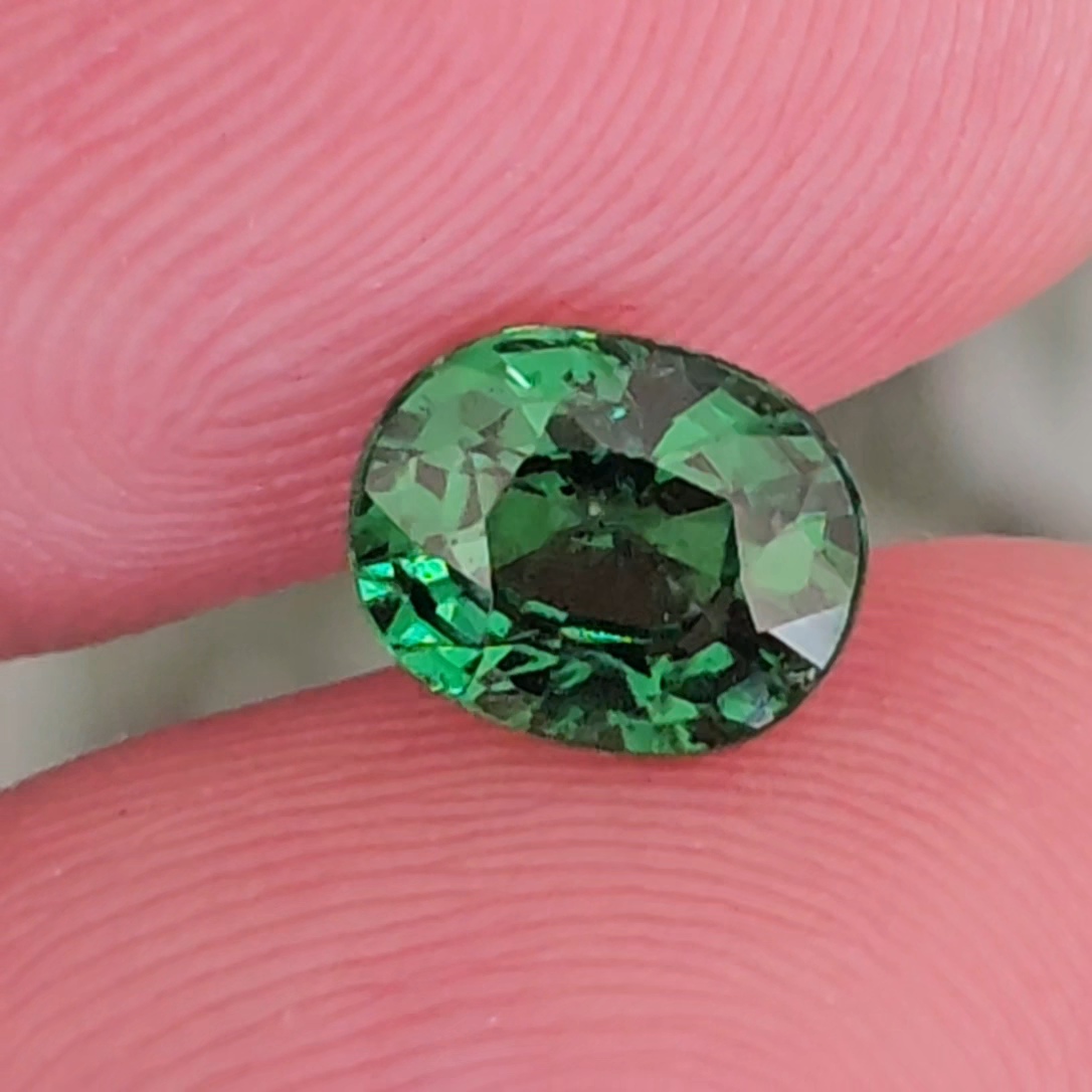 พลอย ซาโวไรท์ Tsavorite Garnet 1.36 กะรัต (Cts.) ดิบ Unheated พร้อมใบเซอร์ อัญมณีมงคลประจําวันเกิด เครื่องประดับพลอย