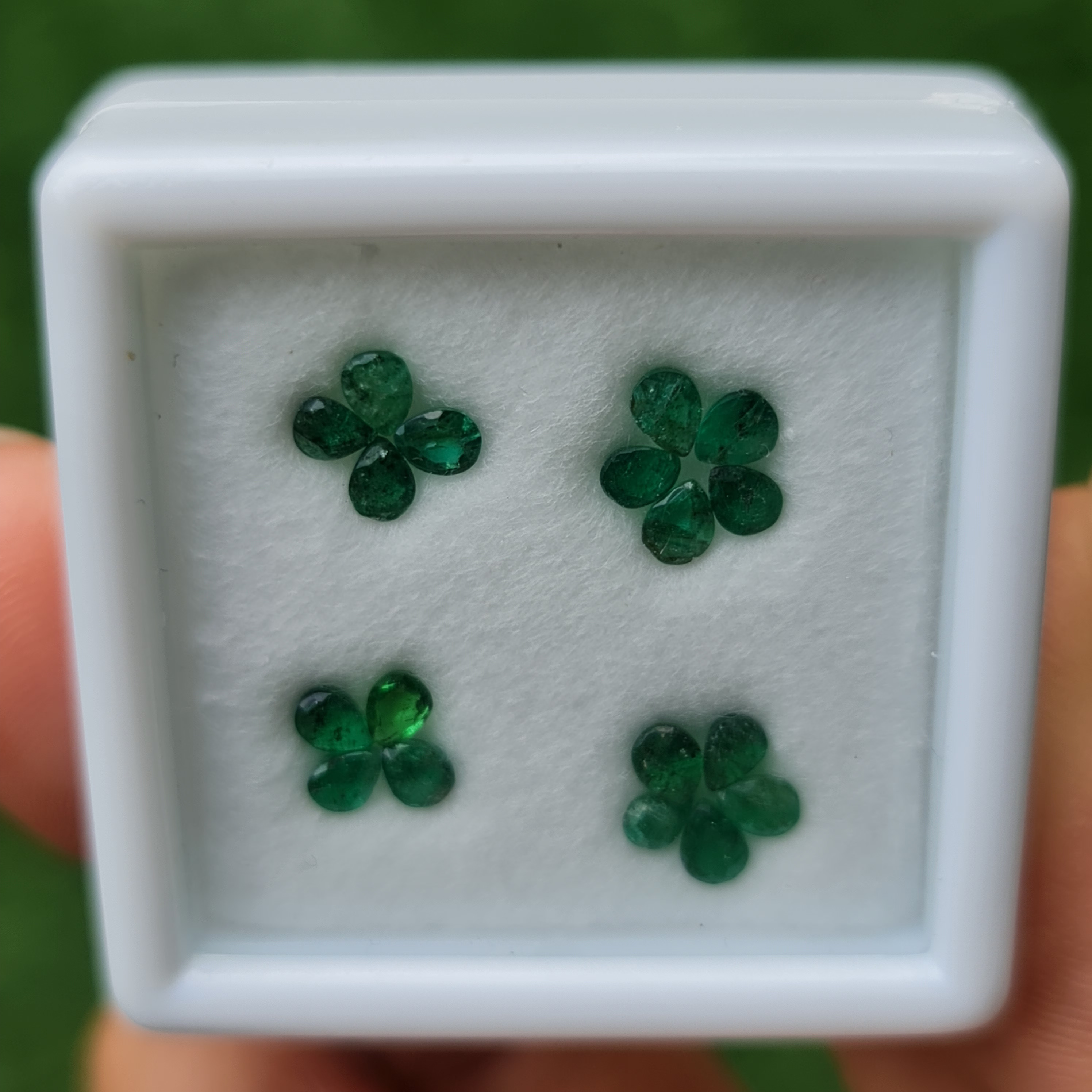 พลอย มรกต Natural Emerald แซมเบีย 2.28 กะรัต (Cts.) 18 เม็ด (pcs.) พลอยแท้ อัญมณีมงคลประจําวันเกิด เครื่องประดับพลอย