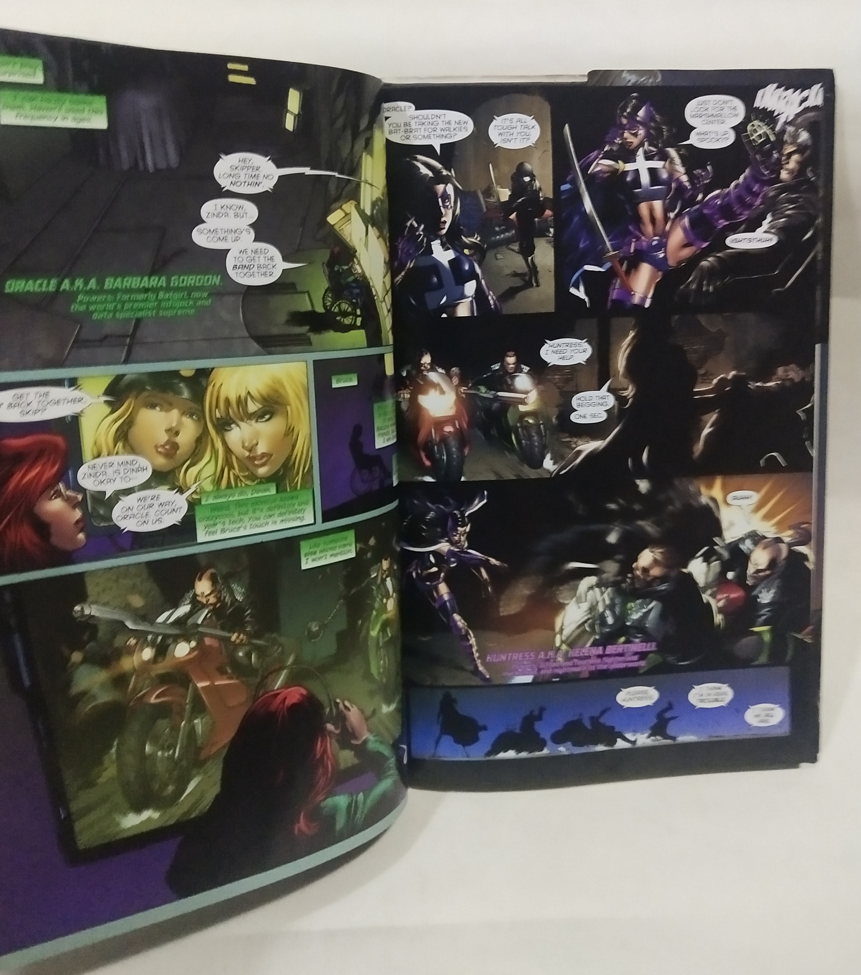 มือ2,หนังสือภาพสีการ์ตูนค่ายดีซีคอมิคส์ เบิร์ดออฟเพรย์ Bird_of_Prey ฉบับภาษาอังกฤษ หนังสือปกแข็ง มีปกนอก สภาพดี