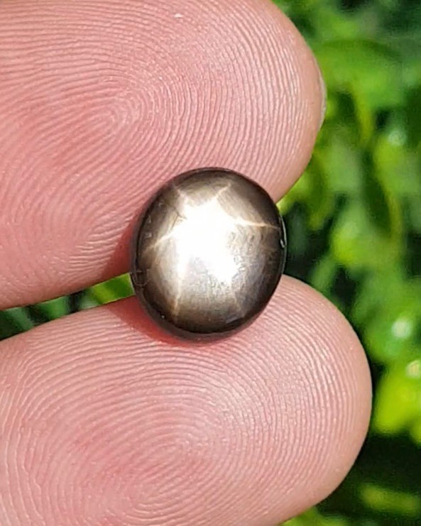 พลอย แบล็ค สตาร์ แซฟไฟร์ Black Star Sapphire 6.88 กะรัต (Cts.) ดิบ Unheated พลอยแท้ อัญมณีมงคลประจําวันเกิด เครื่องประดับพลอย