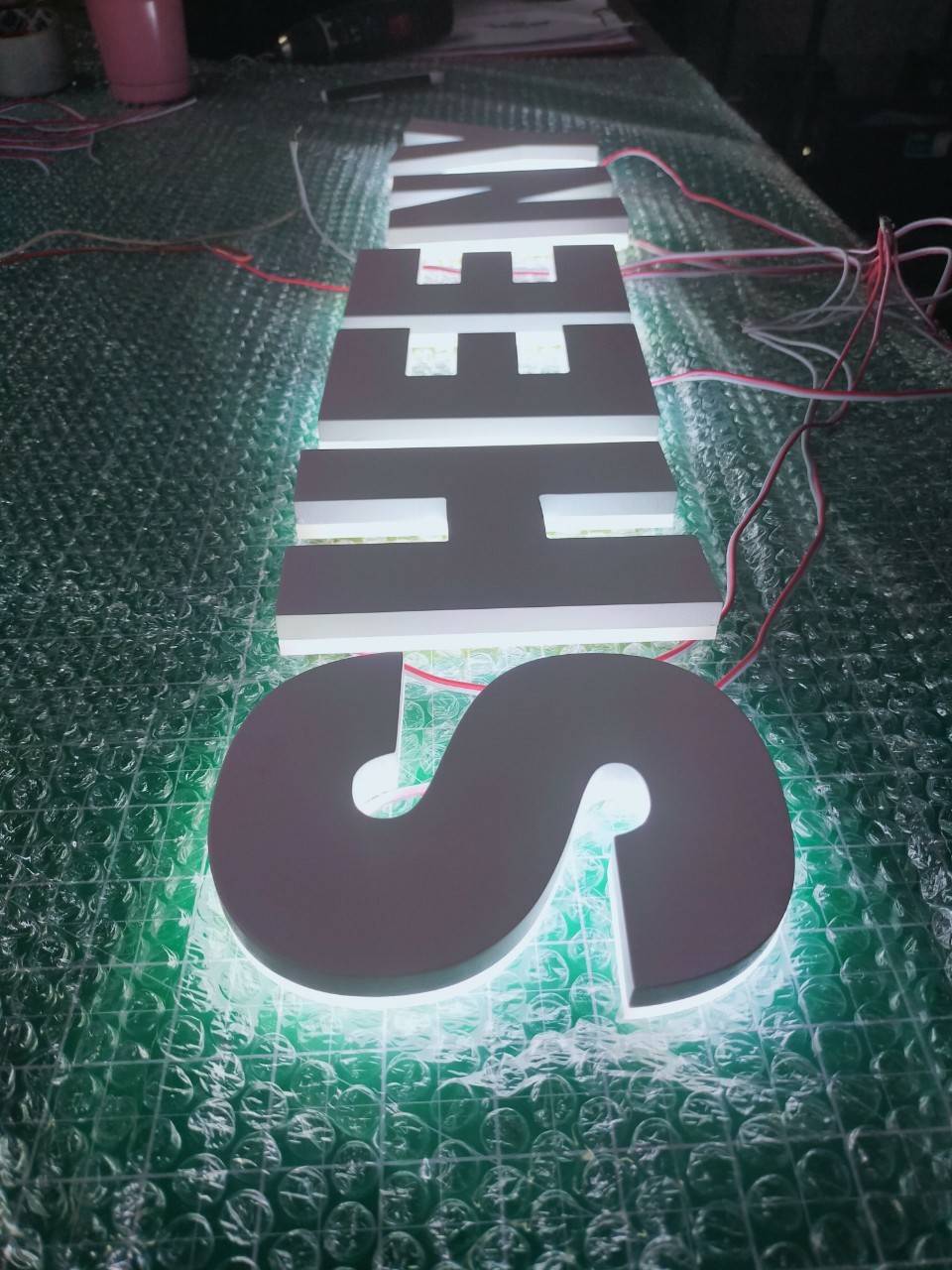 งานป้ายไฟออกหลัง - SHEENY