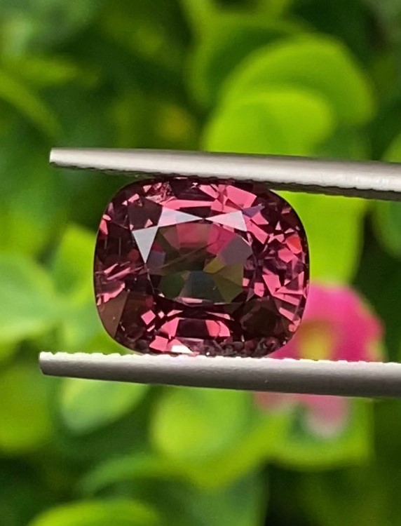 พลอย สปิเนล (Spinel) 4.05 กะรัต (Cts.) ดิบ (Unheated) พร้อมใบเซอร์ พลอยแท้ อัญมณีมงคลประจําวันเกิด เครื่องประดับพลอย