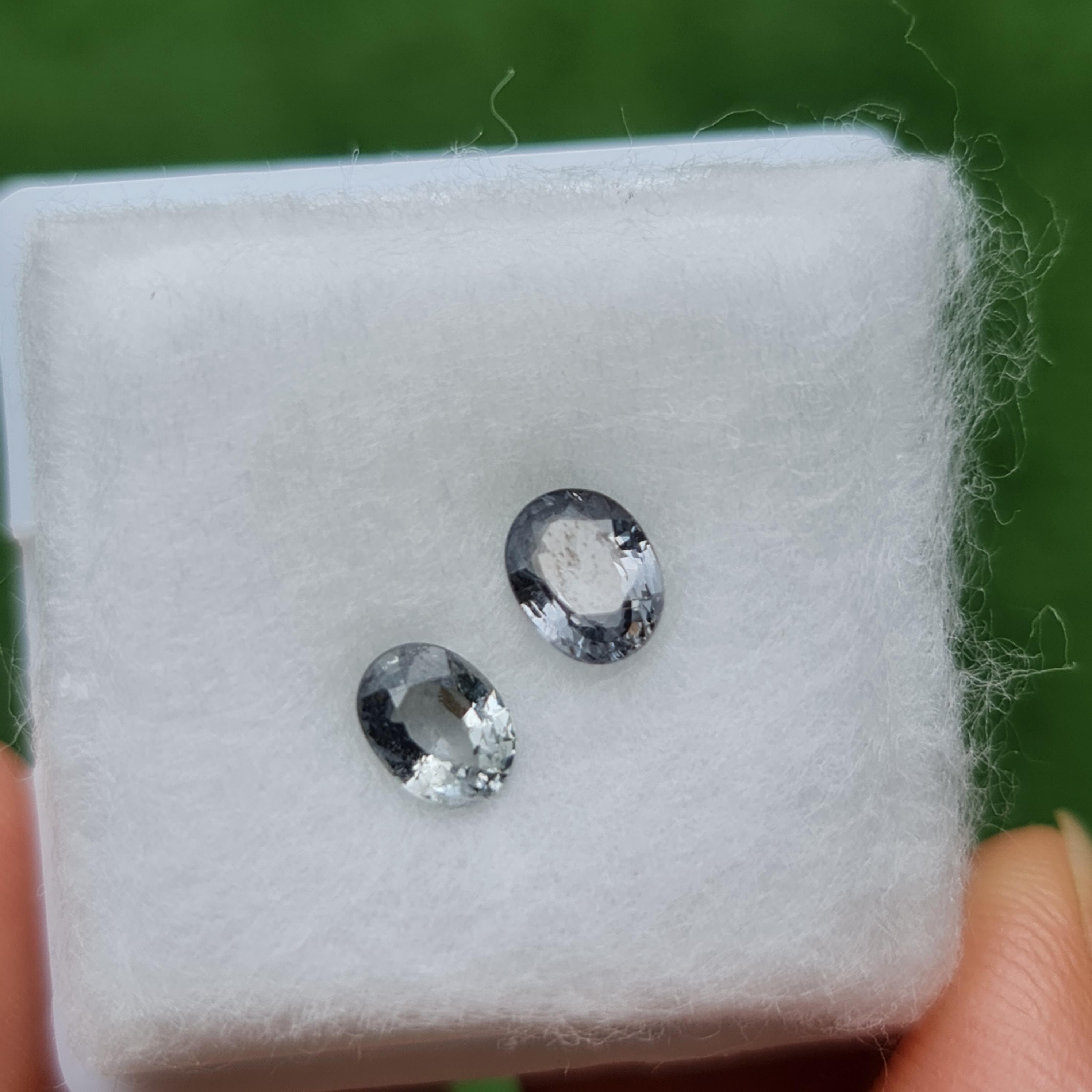 พลอย สปิเนล พม่า Spinel Myanmar 0.90 กะรัต (Cts.) 2 เม็ด พลอยแท้ อัญมณีมงคลประจําวันเกิด เครื่องประดับพลอย