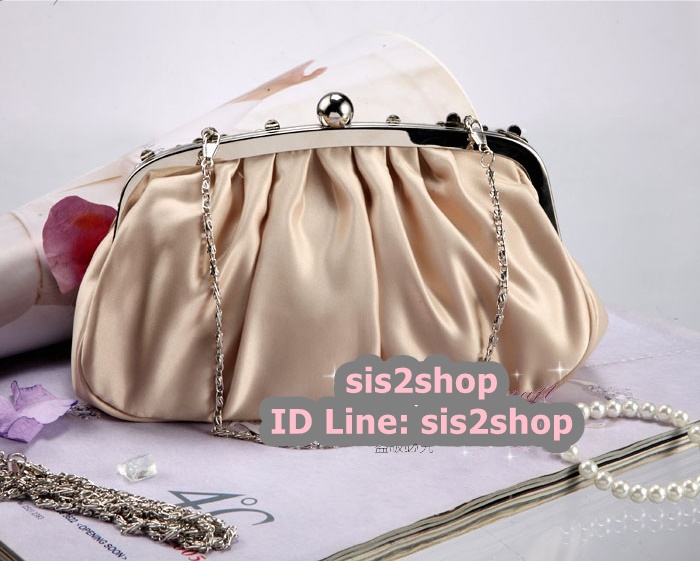 พร้อมส่ง Evening Clutch กระเป๋าออกงาน สี Apricot ผ้าซาตินจับจีบ ปากกระเป๋ารมดำลายดอกไม้ มาพร้อมสายโซ่สั้น งานส่งออกญี่ปุ่น