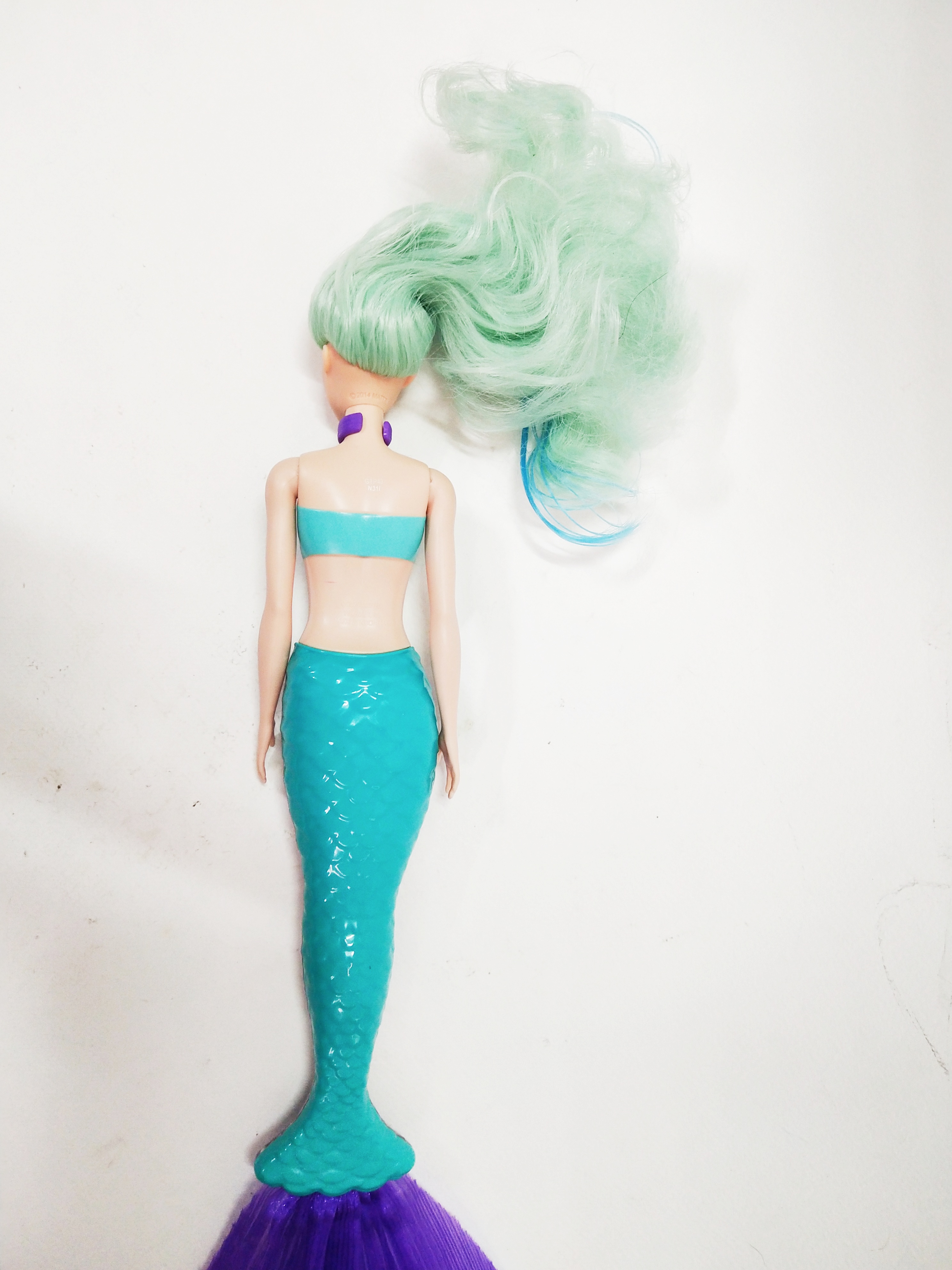 ตุ๊กตาบาร์บี้นางเงือกเปลี่ยนสี รุ่น Mattel Barbie Color Reveal Mermaid, สามารถเปลี่ยนหางกับหางของตัวอื่นๆใน Collection เดียวกันได้, บริเวณหน้าผากและเหลือคิ้วและสันจมูกเมื่อโดนน้ำเย็นจะเป็นลายตามภาพ , บริเวณผมตรงสีเข้มเมื่อโดนน้ำเย็นจะกลายเป็นสีม่วง