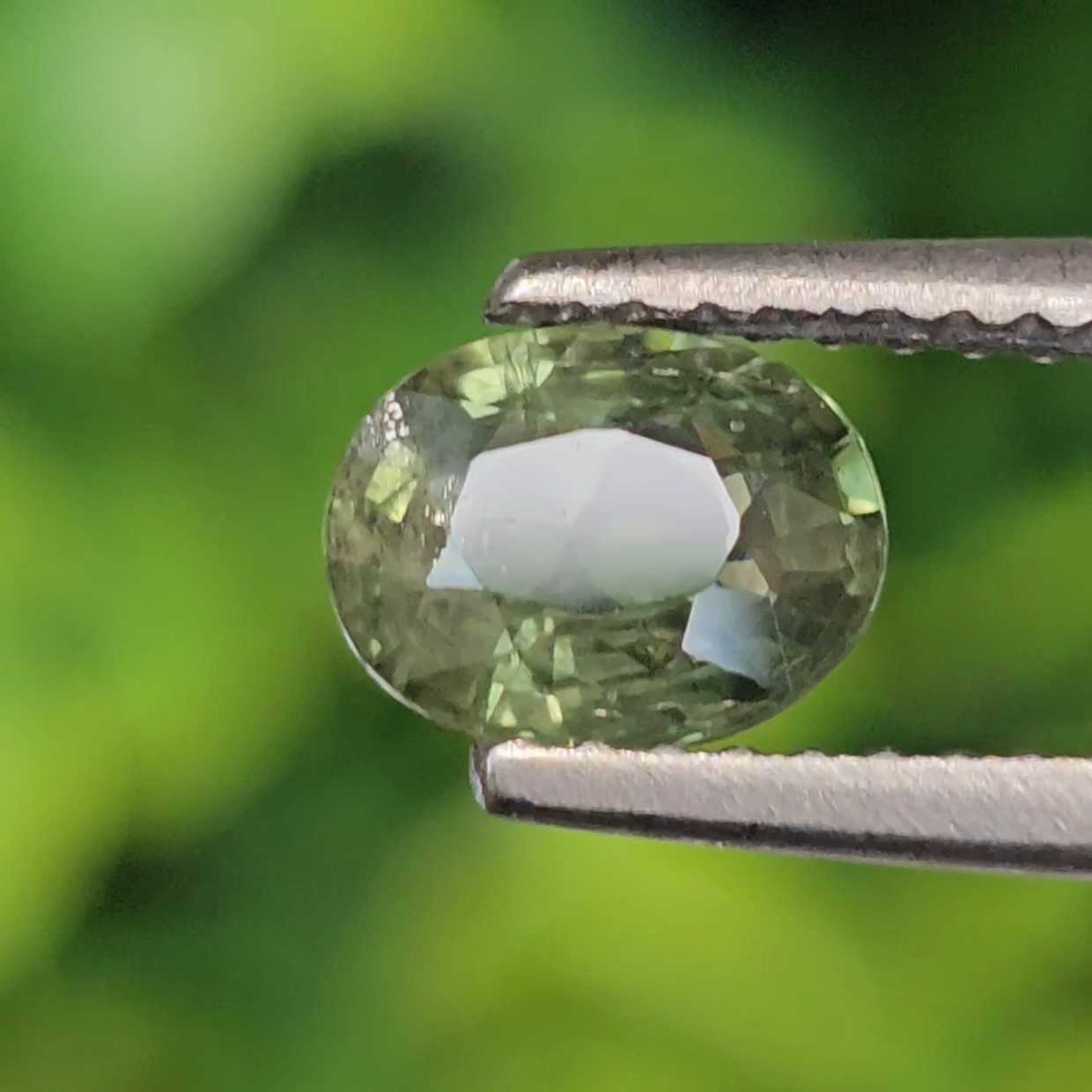 พลอย เขียวส่อง Green Sapphire 1.06 กะรัต (Cts.) พลอยแท้ อัญมณีมงคลประจําวันเกิด เครื่องประดับพลอย