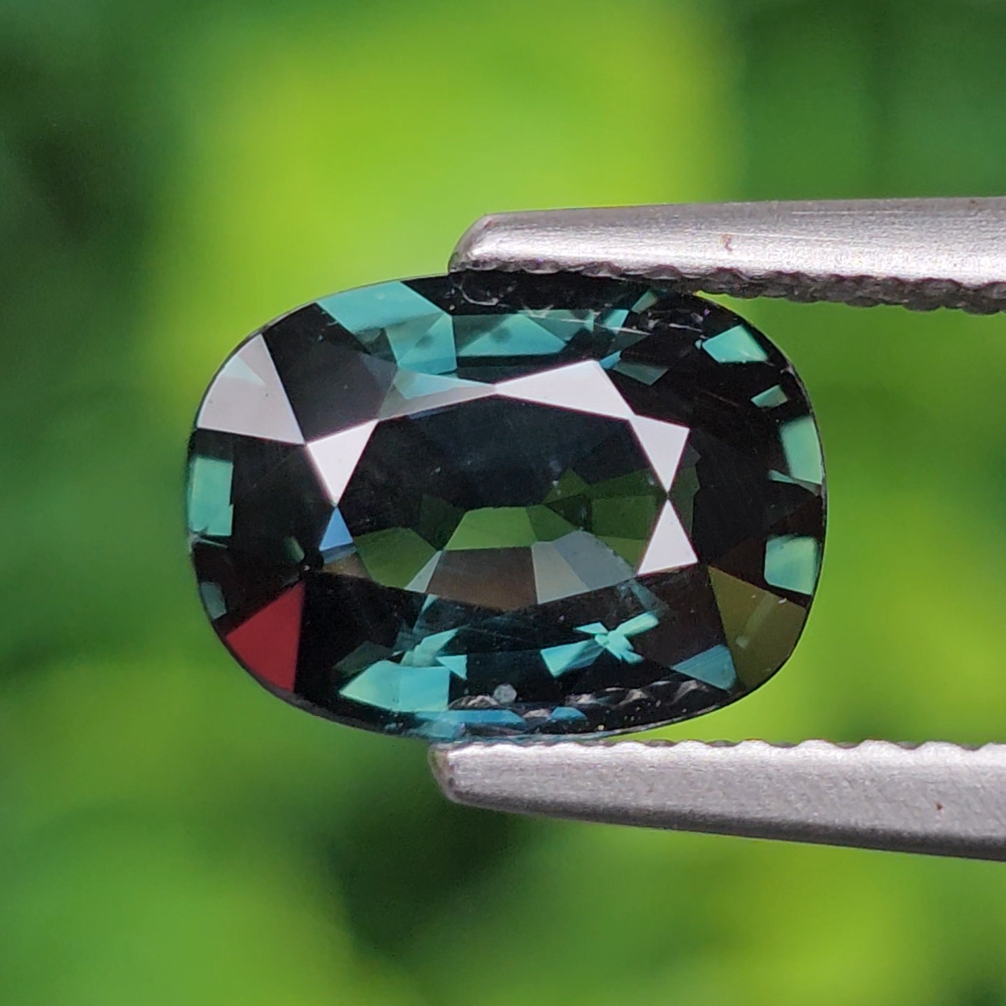 พลอย เขียวส่อง Green Sapphire 2.02 กะรัต (Cts.) ดิบ Unheated พลอยแท้ อัญมณีมงคลประจําวันเกิด เครื่องประดับพลอย