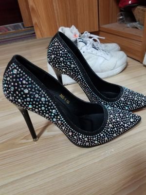 รองเท้าออกงาน รองเท้าส้นสูง ฝังเพชร สวยหรู