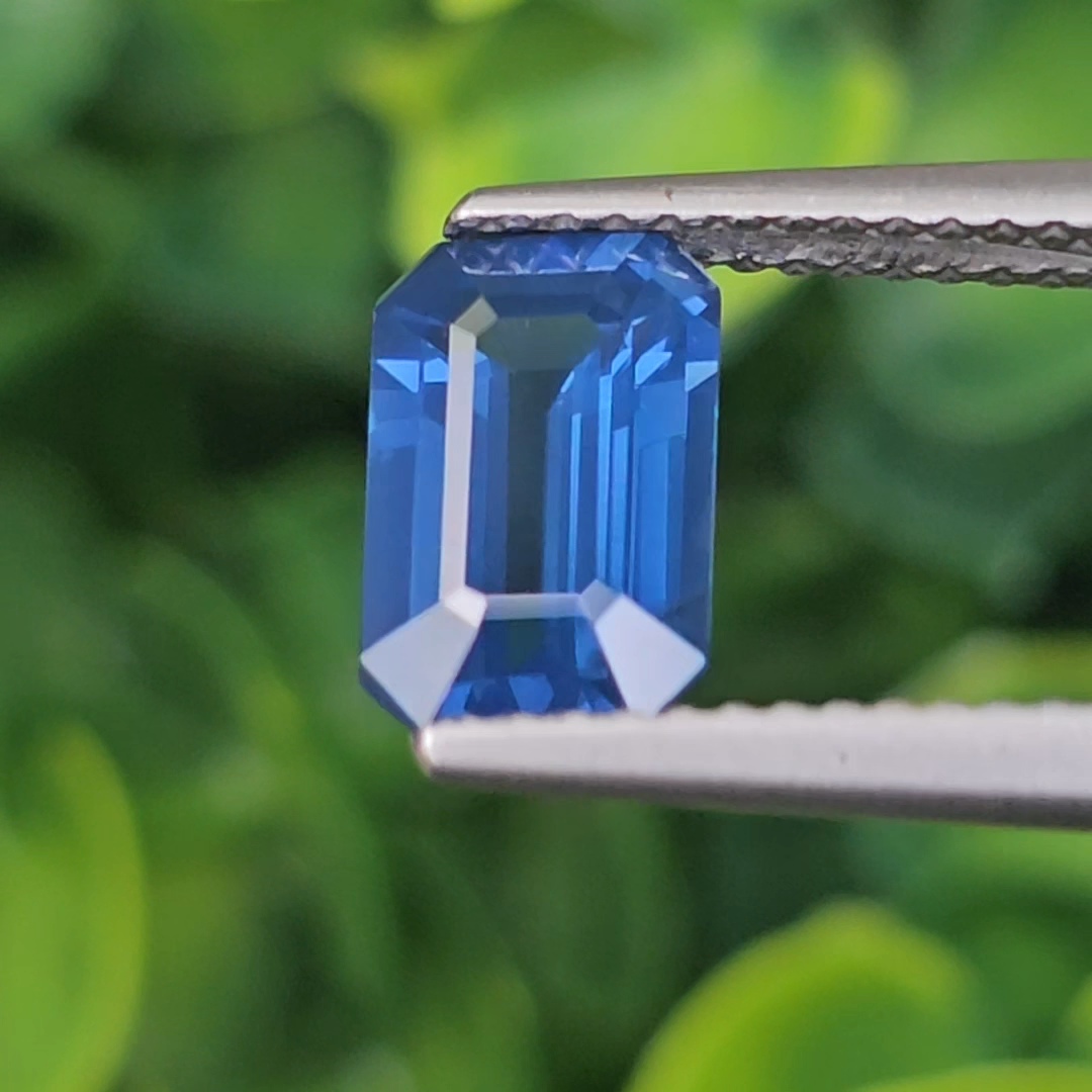 พลอย ไพลิน (Blue Sapphire) 2.11 กะรัต (Cts.) สีพิเศษ คอนฟลาวเวอร์ บลู (Cornflower Blue) พลอยแท้ อัญมณีมงคลประจําวันเกิด เครื่องประดับพลอย