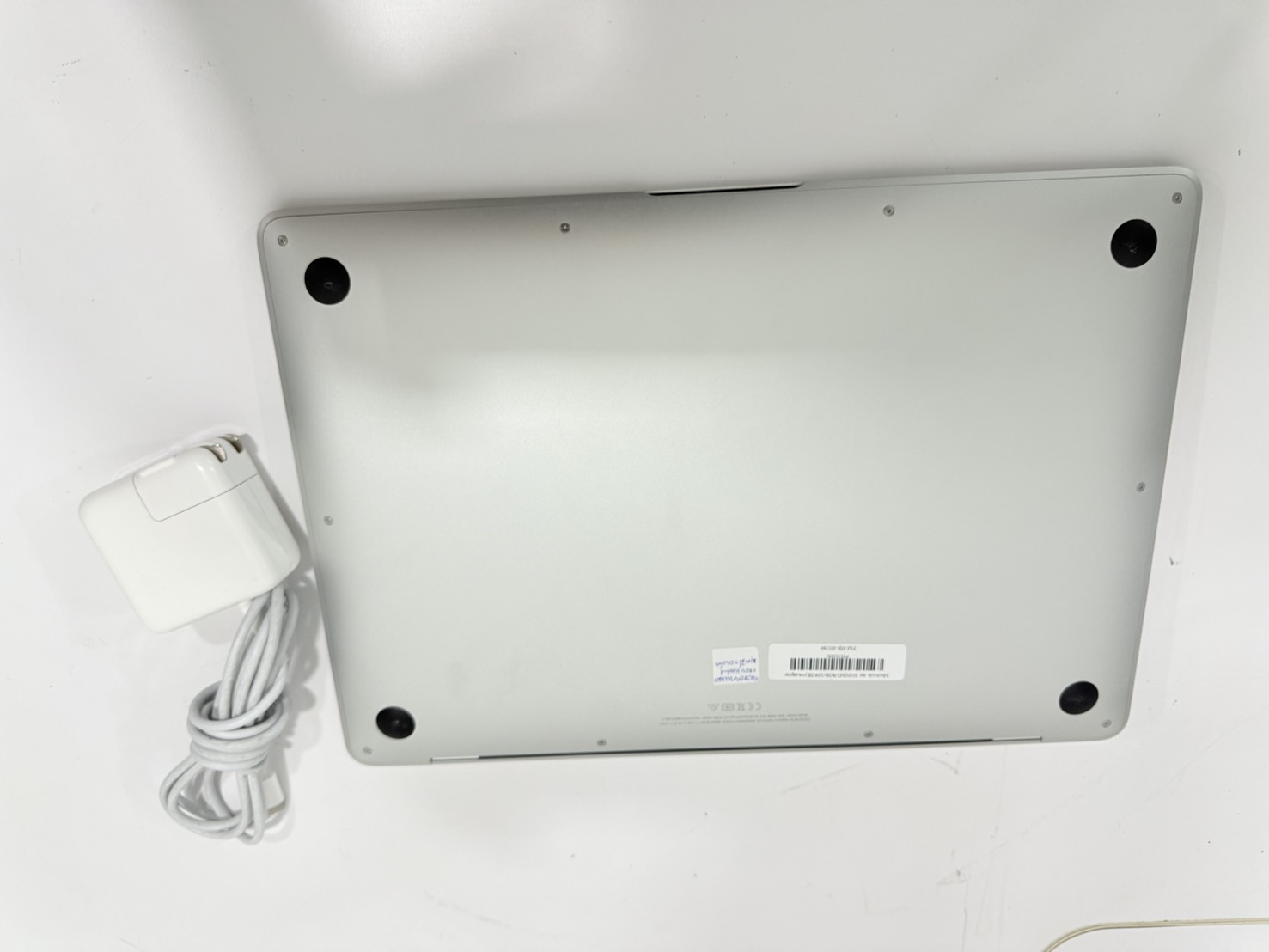 Apple Macbook Air 2020(M1/8GB/256GB)+Adapter จอมีรอยคีย์บอร์ด เครื่องบุบตรงมุมนิดนึง