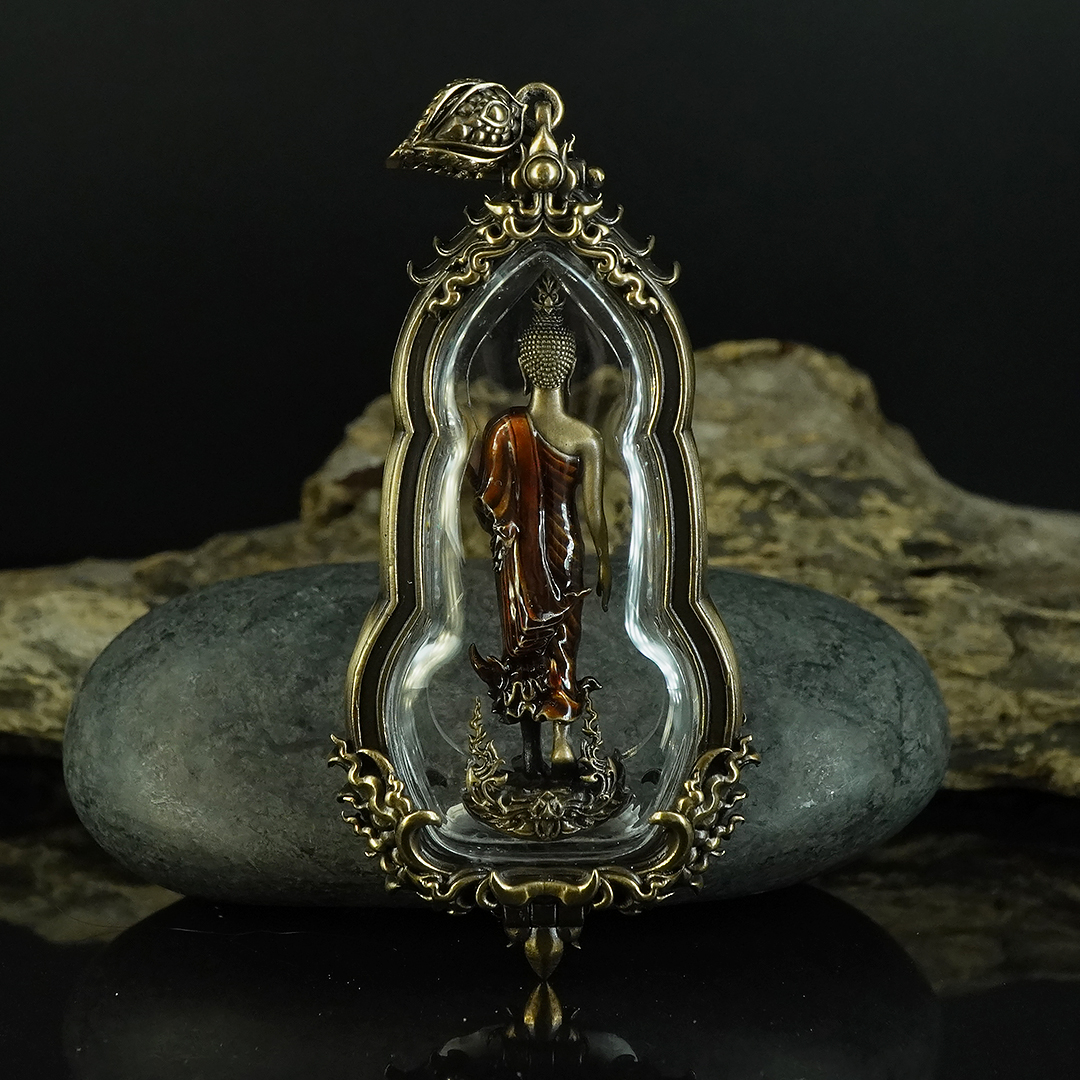 พระพุทธศิริสุขมั่นคงทรัพย์พร้อมเลี่ยมกรอบ รหัส 4 เนื้อบรอนซ์นอกรมซาตินลงยาจีวร