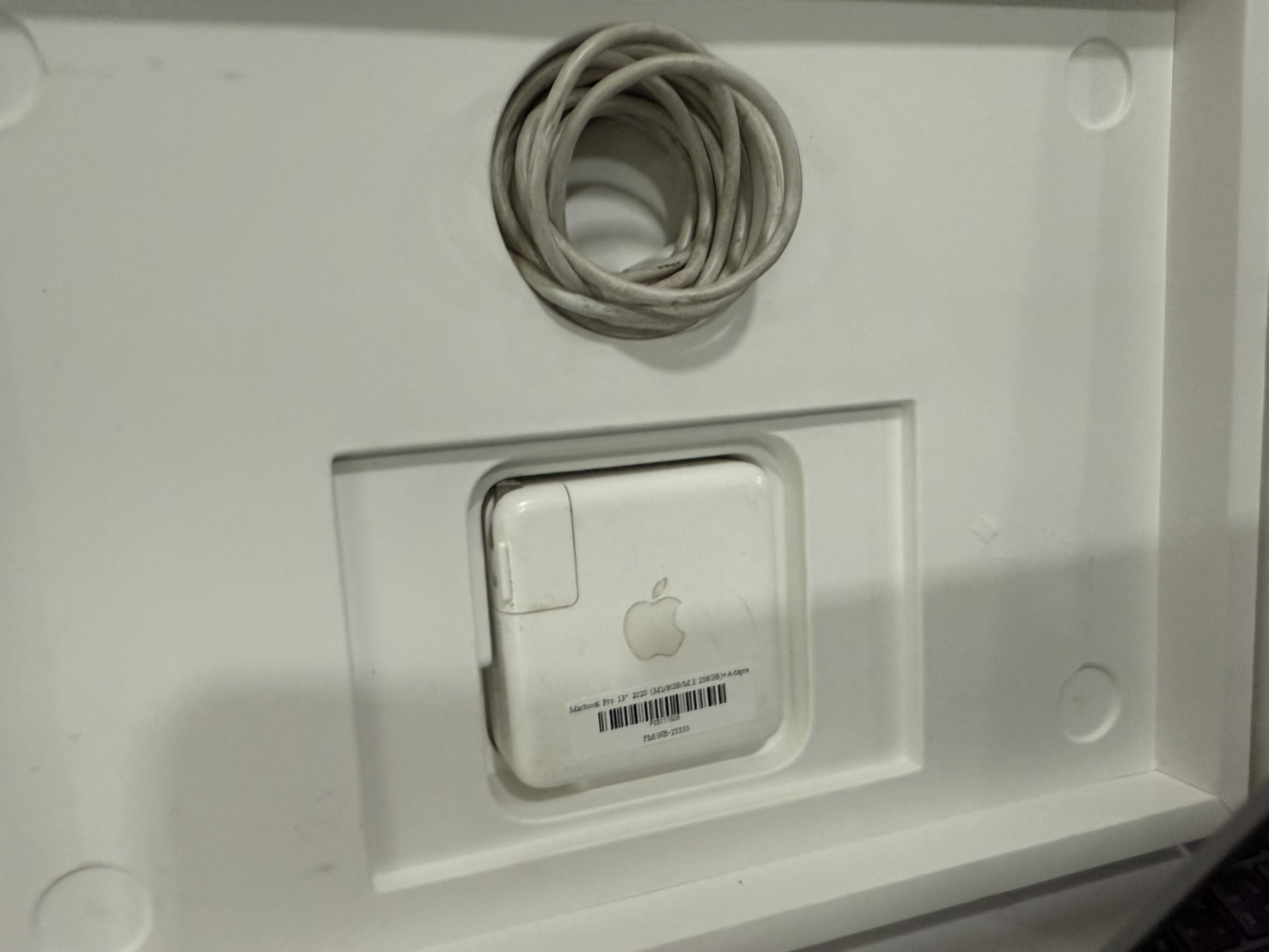 Apple Macbook Pro 13" 2020 (M1/8GB/M.2 256GB)+Adapter