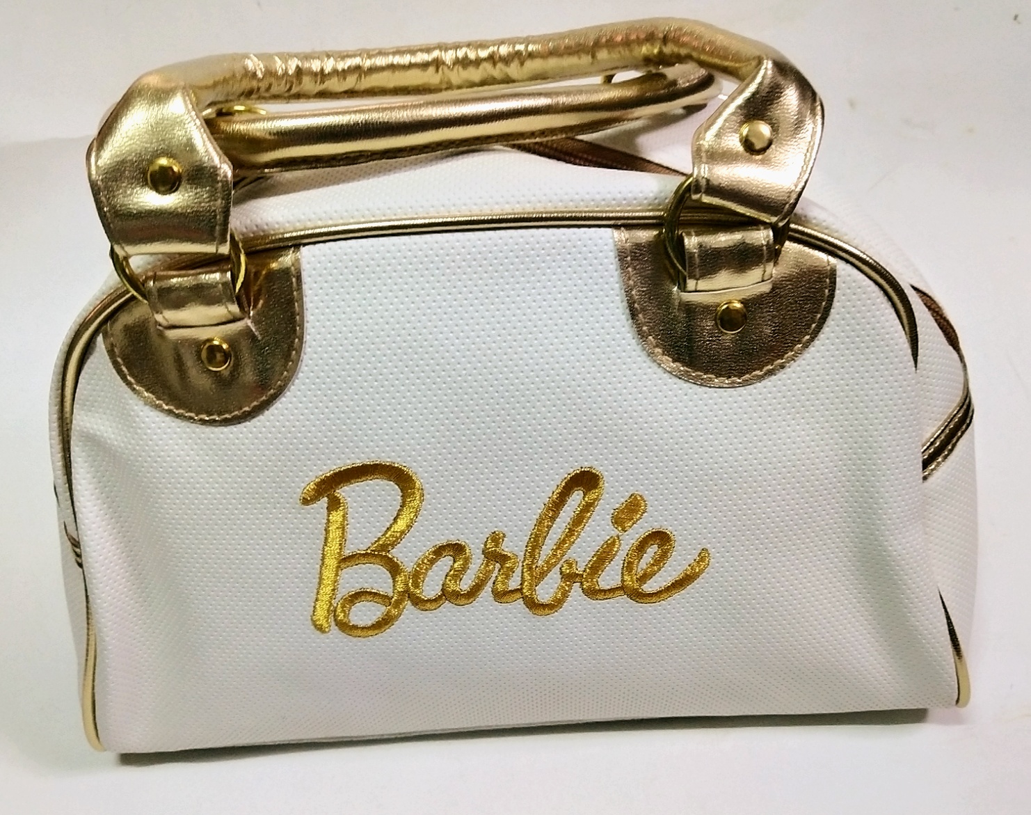 กระเป๋าสีขาวครีม กระเป๋าถือ กระเป๋าคล้องไหล่ ปักลายบาร์บี้ Barbie สีทอง ด้านในเป็นผ้าซับสีชมพู สีครีม ขนาดประมาณ17 cm.*27cm.*11.5 cm. ของแท้ ,ใหม่ มีป้าย