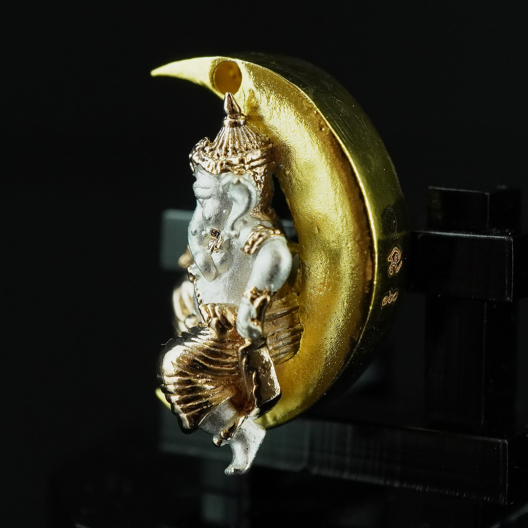 พระพิฆเนศน้อย ประทับจันทร์ รหัส 1 เนื้อสัมฤทธิ์ชุบ 3K