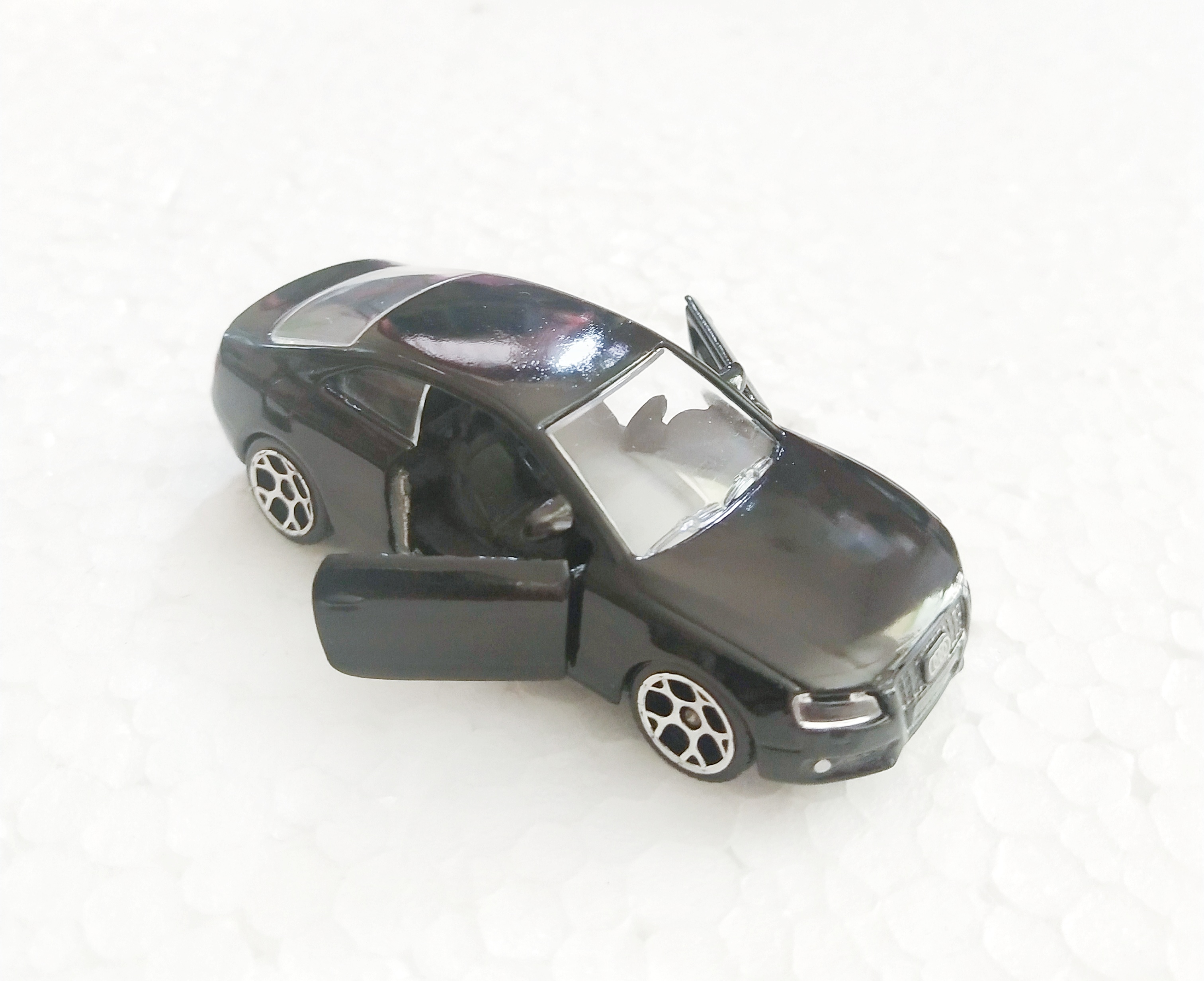 โมเดลรถเหล็ก ออดี้ Audie Die cast ,Majorette สีดำ เปิดประตูได้ มือ2 สภาพใหม่