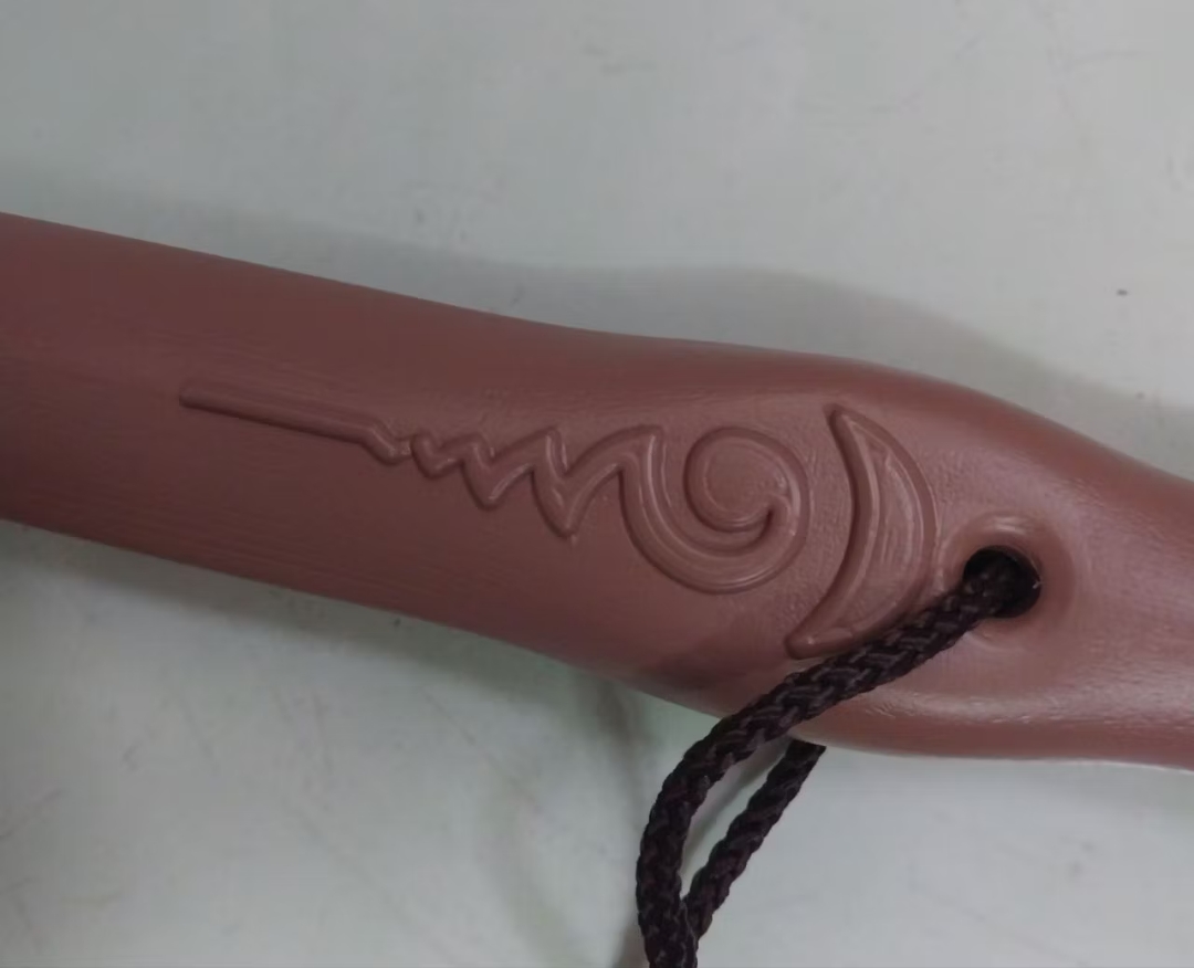 ของเล่นพลาสติก สำหรับเด็กเล่น ไม้คมแฝกปลอม สีน้ำตาลอ่อน ของเล่นจากละคร คมแฝก เชือกรัดข้อมือ