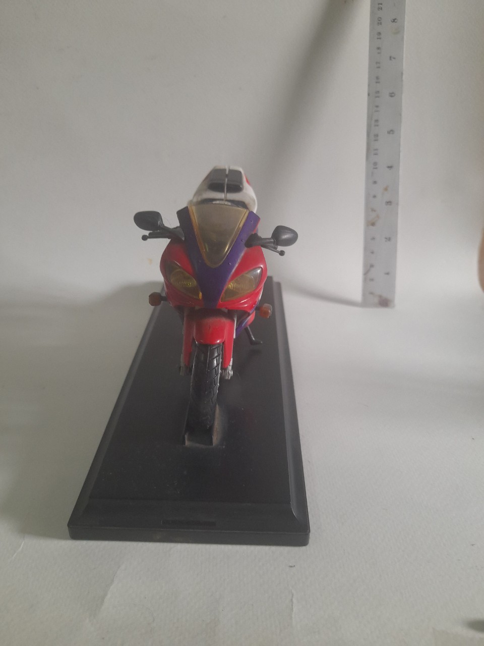 มีหลายภาพ รถมอเตอร์ไซค์พร้อมฐาน สภาพสะสม ขนาดประมาณ 5 นิ้ว