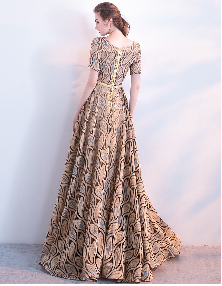 Pre-orderชุดราตรียาวแขนสั้นสีทองปักดิ้นลายขนนกยูงคาดโบว์ที่เอวเชือกผูกหลัง