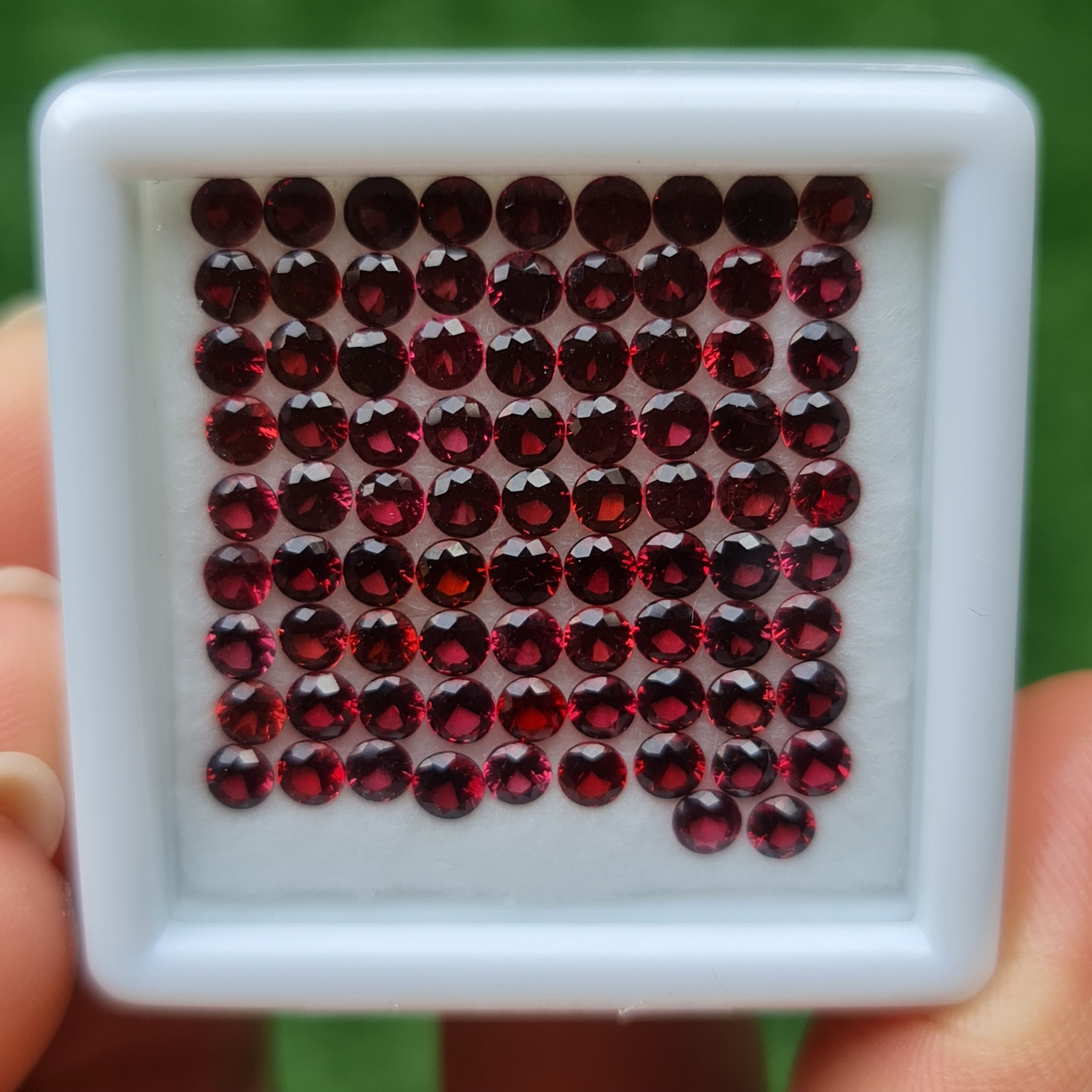 พลอย สปิเนล Spinel 10.03 กะรัต (Cts.) 83 เม็ด 3.0 มม. (mm.) พลอยแท้ อัญมณีมงคลประจําวันเกิด เครื่องประดับพลอย