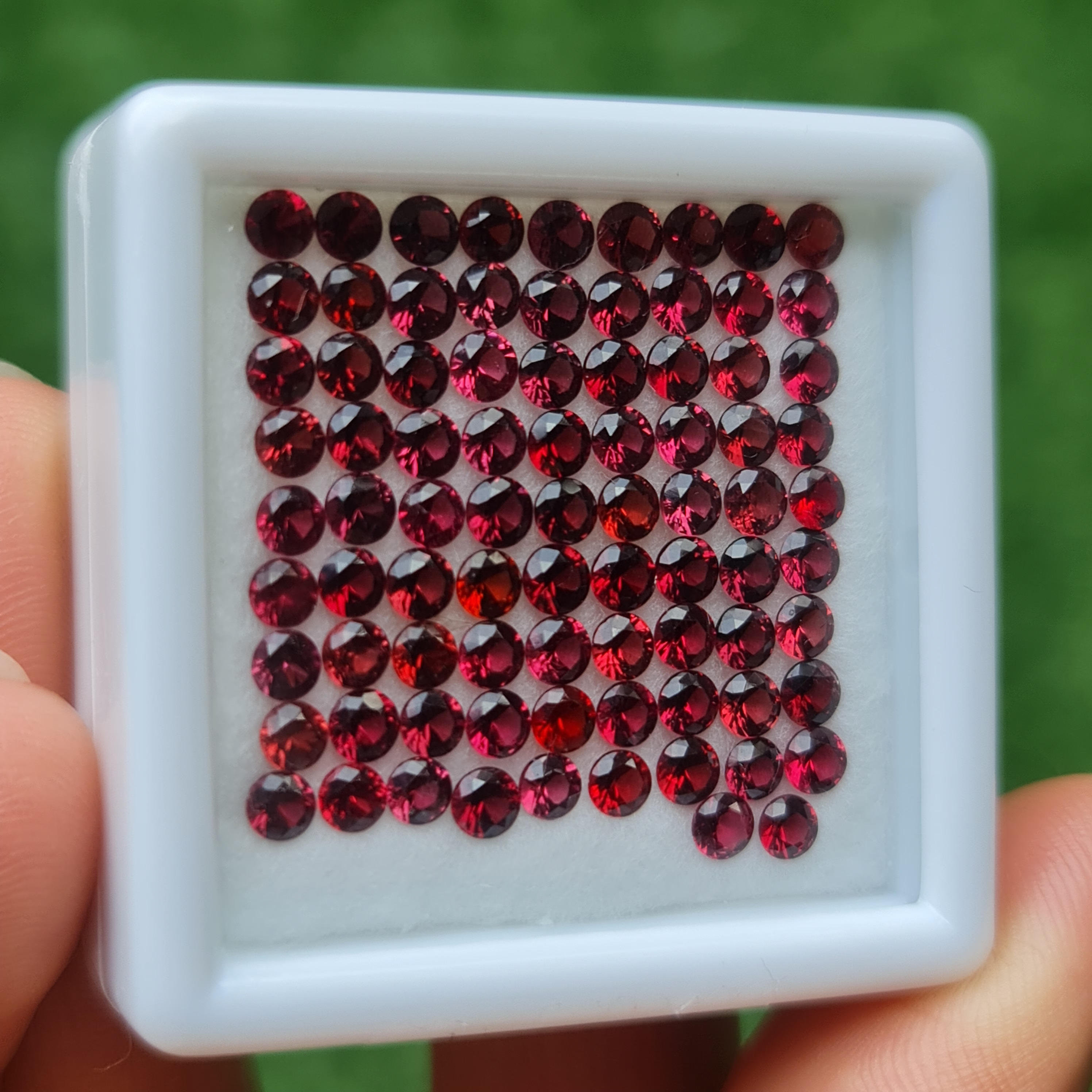 พลอย สปิเนล Spinel 10.03 กะรัต (Cts.) 83 เม็ด 3.0 มม. (mm.) พลอยแท้ อัญมณีมงคลประจําวันเกิด เครื่องประดับพลอย