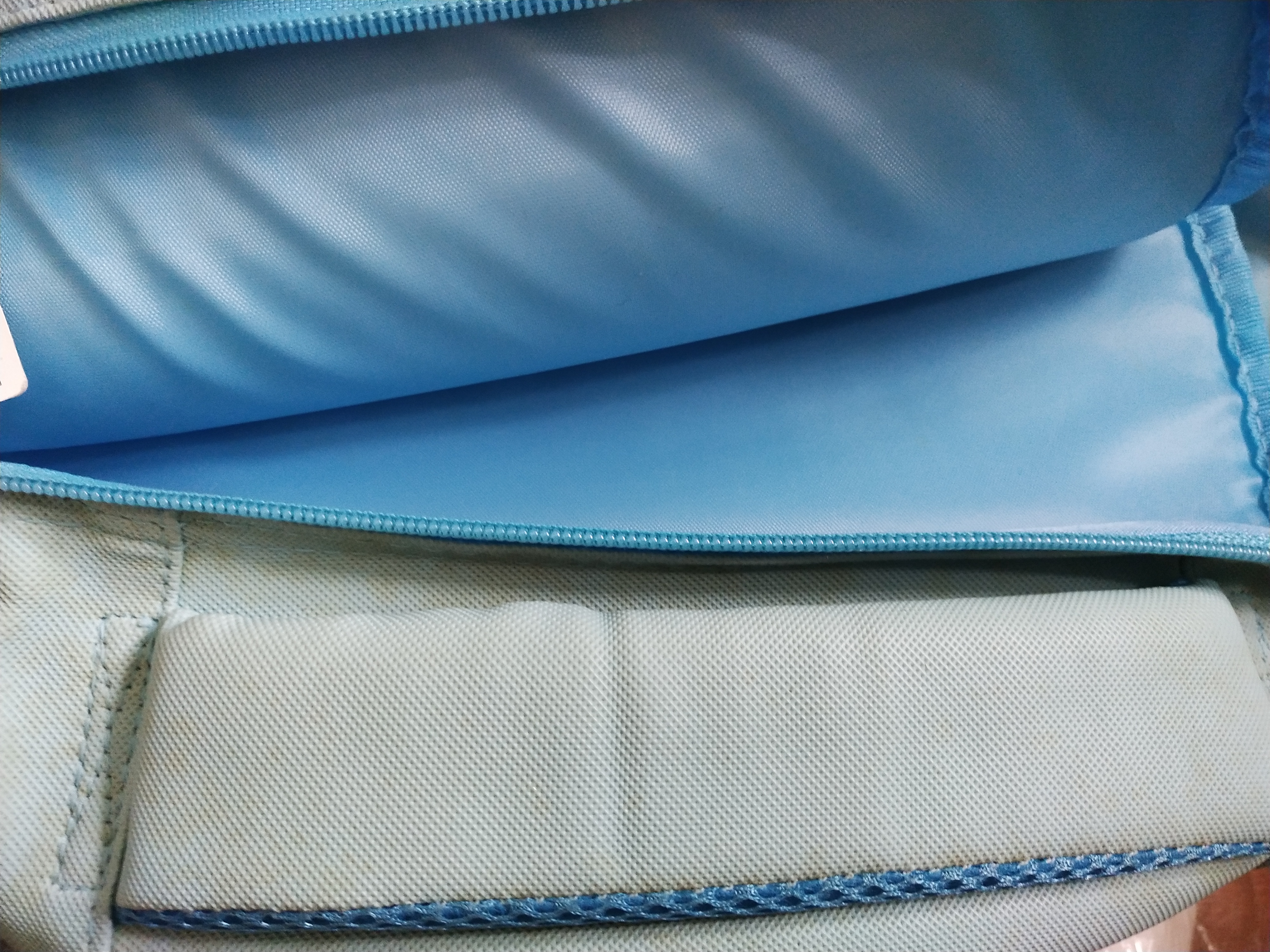 กระเป๋าเป้ pvc สีฟ้า พิมพ์ลาย ดิสนีย์ซูมๆ Tsum Tsum**ของใหม่ มีคราบบริเวณpvc สีฟ้า ตามภาพของแท้ มีป้าย ขนาด กว้าง 30สูง 40 ลึก 12 ซม.