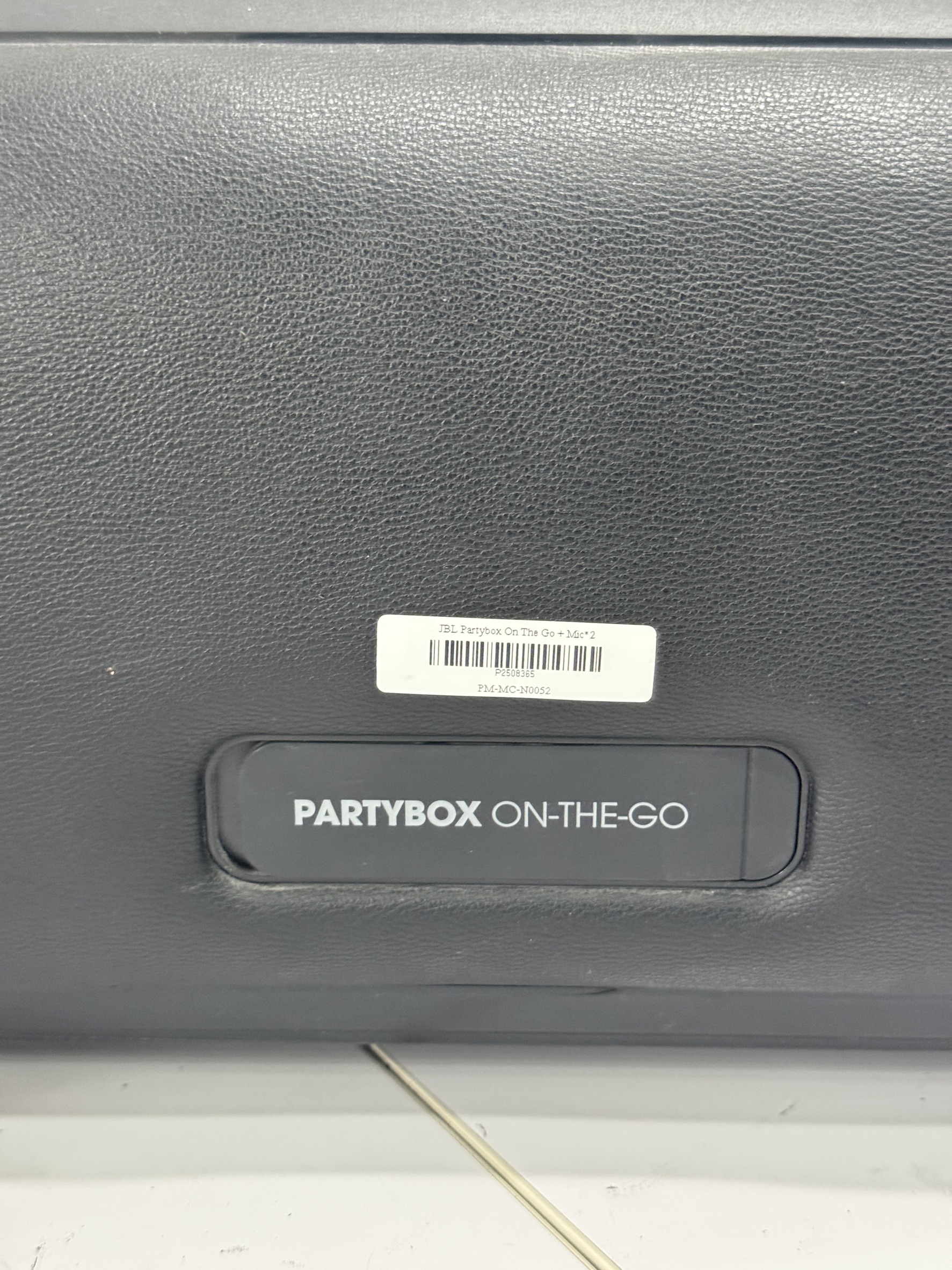 JBL Partybox On The Go + Mic*2 ***ไมค์มีรอยแตกหักที่กดไมค์ไม่ดี กดติดบ้างไม่ติดบ้าง ****ตัวเครื่องใช้ได้ปกติ