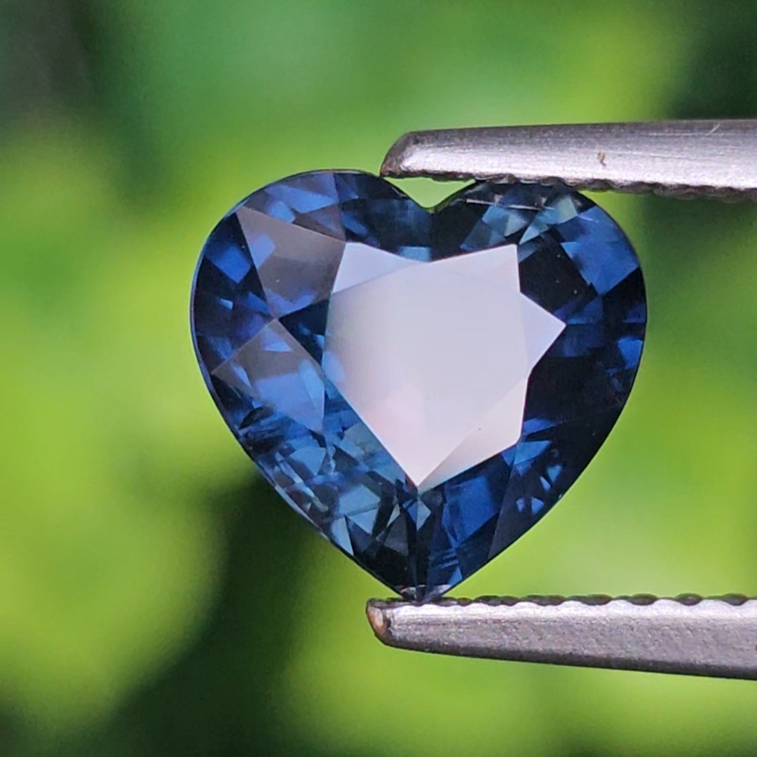 พลอย ไพลิน (Blue Sapphire) 2.21 กะรัต (Cts.) พลอยแท้ อัญมณีมงคลประจําวันเกิด เครื่องประดับพลอย