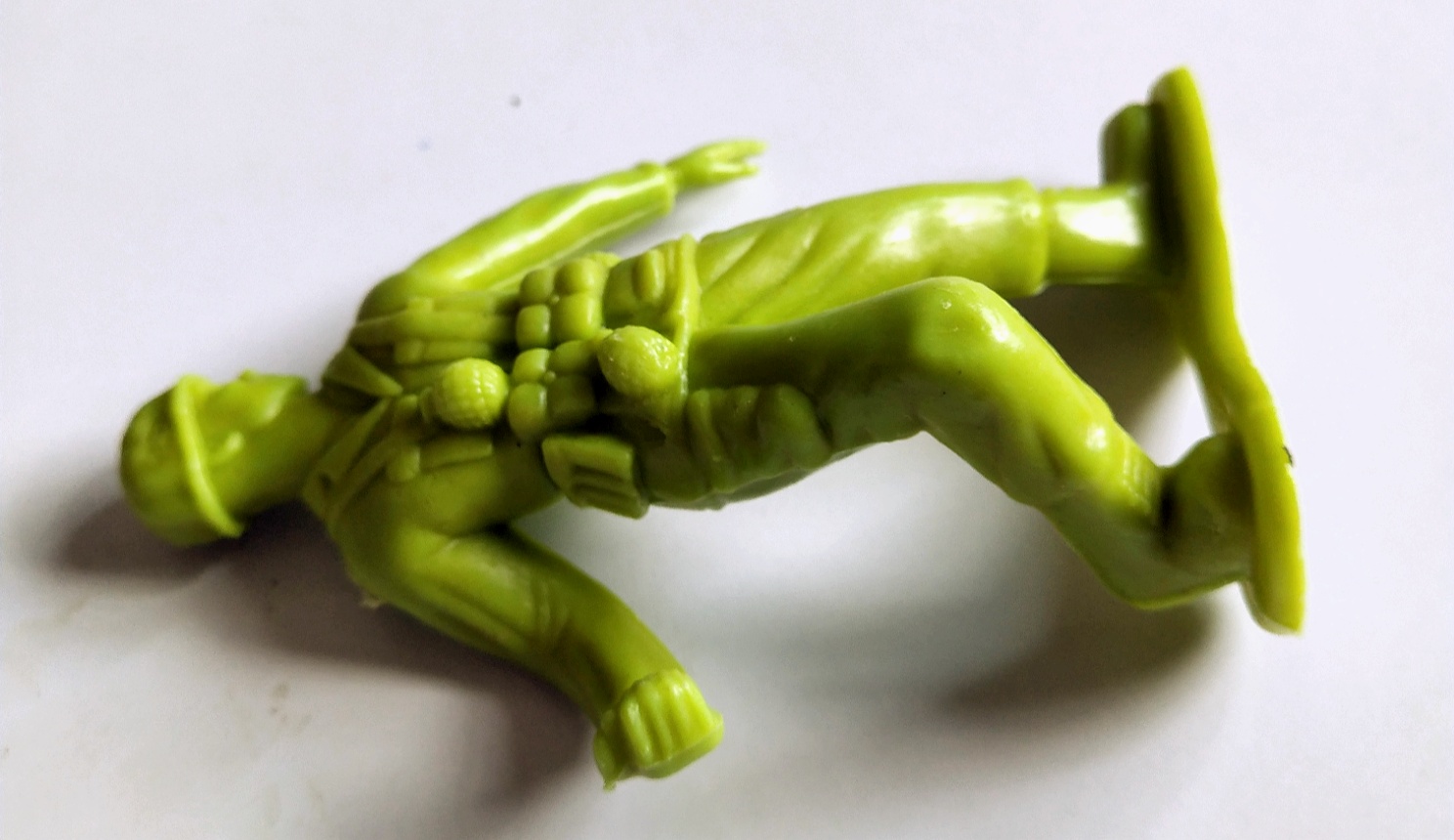 ของสะสม โมเดลพลาสติก ตุ๊กตาทหารยืนทำท่าปาระเบิด สีเขียวอ่อน จาก Greenerier International Inc.