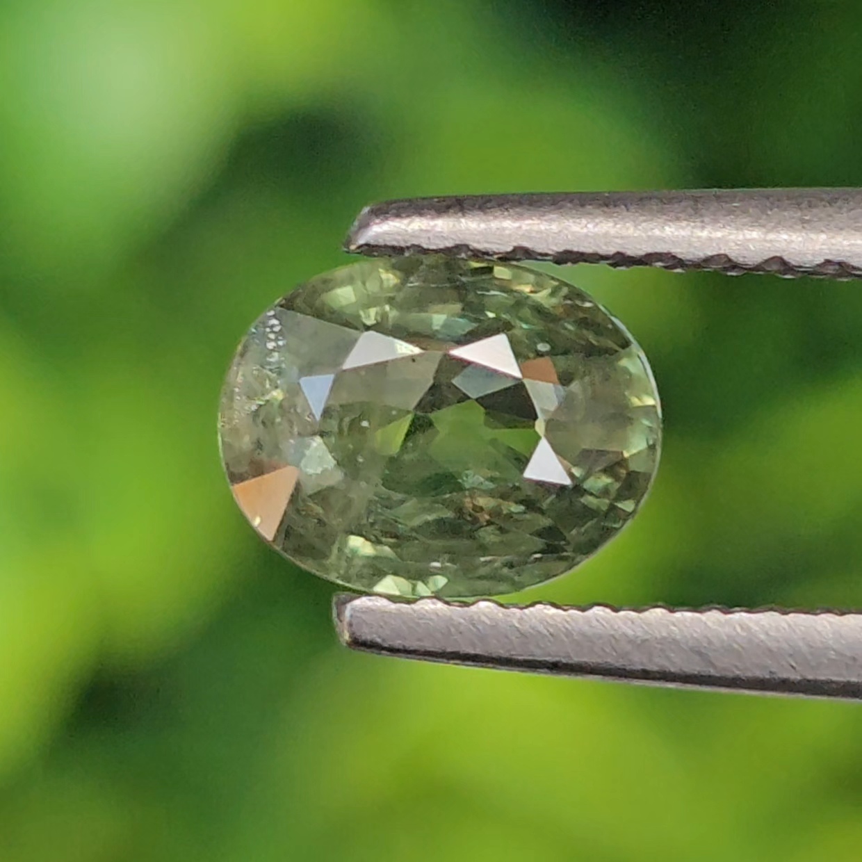 พลอย เขียวส่อง Green Sapphire 1.06 กะรัต (Cts.) พลอยแท้ อัญมณีมงคลประจําวันเกิด เครื่องประดับพลอย