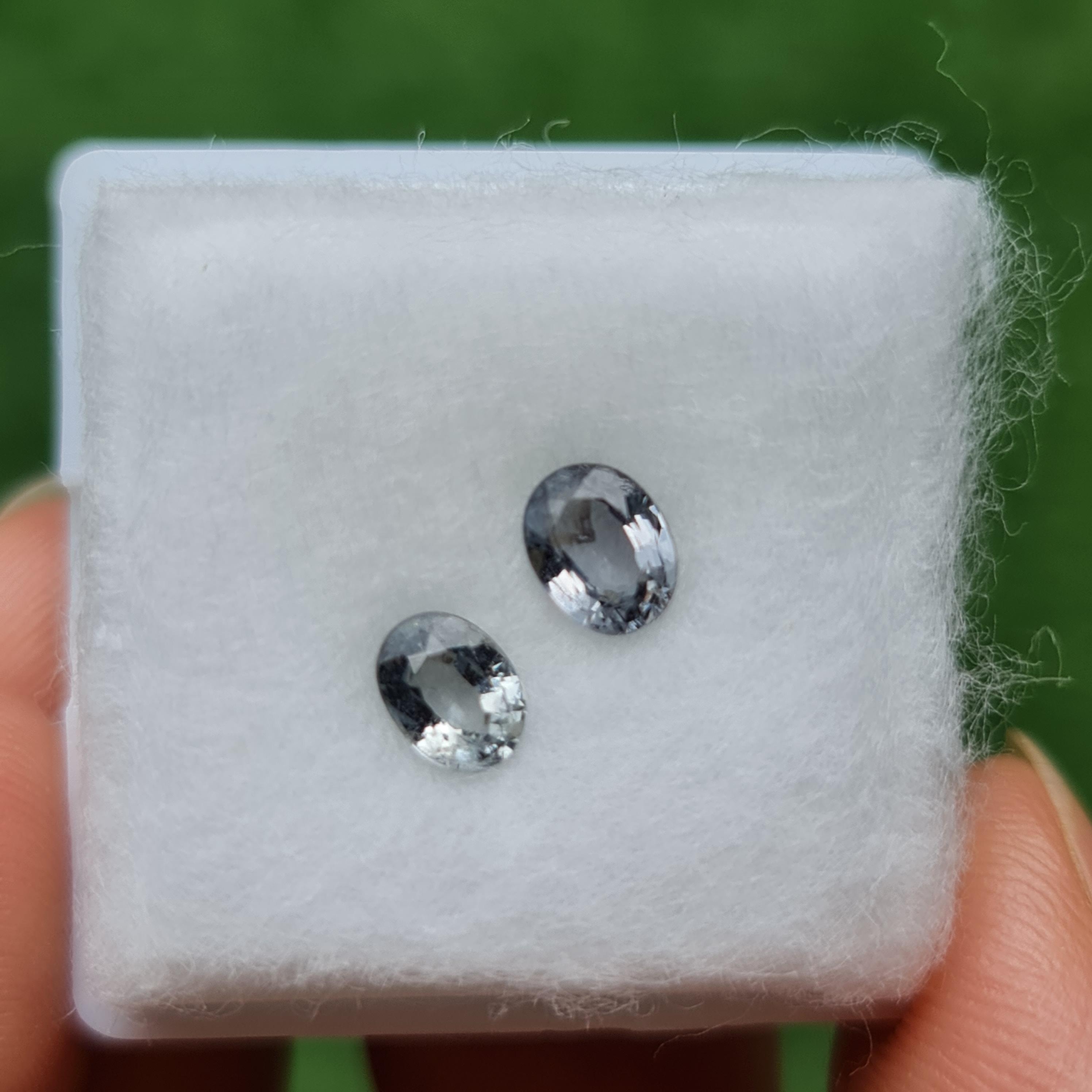 พลอย สปิเนล พม่า Spinel Myanmar 0.90 กะรัต (Cts.) 2 เม็ด พลอยแท้ อัญมณีมงคลประจําวันเกิด เครื่องประดับพลอย