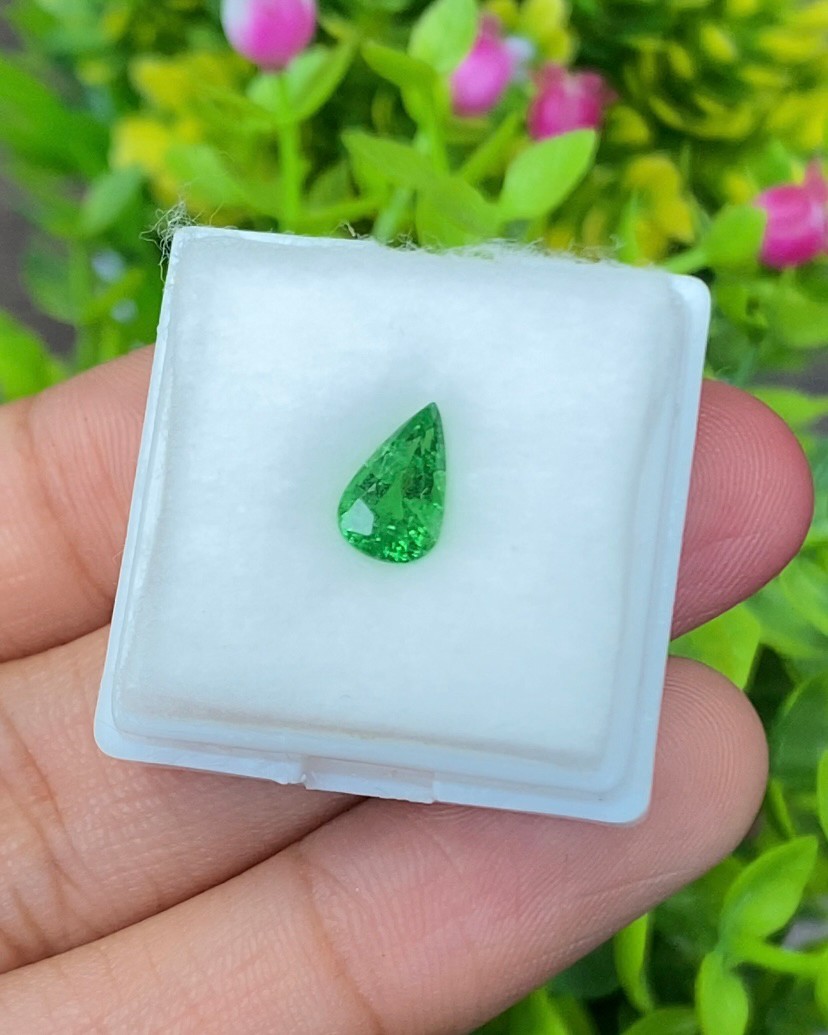 พลอย ซาโวไรท์ Tsavorite Garnet 1.33 กะรัต (Cts.) ดิบ Unheated อัญมณีมงคลประจําวันเกิด เครื่องประดับพลอย
