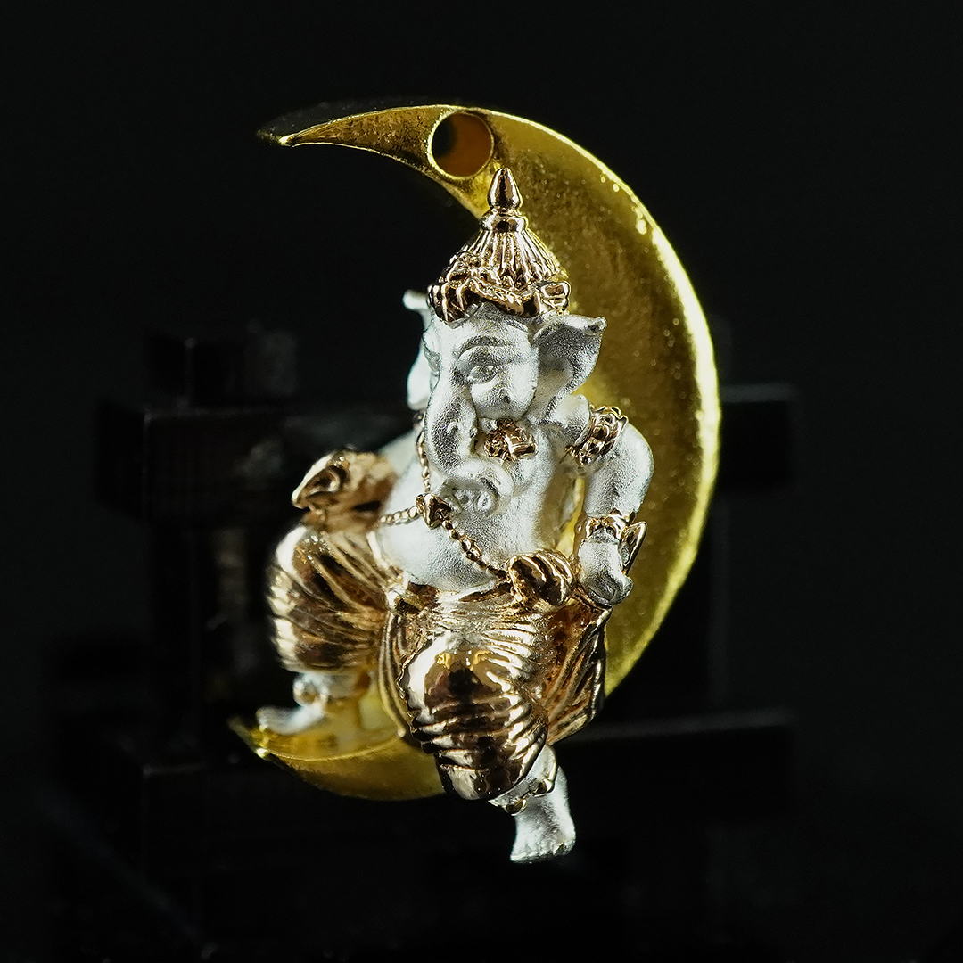 พระพิฆเนศน้อย ประทับจันทร์ รหัส 1 เนื้อสัมฤทธิ์ชุบ 3K