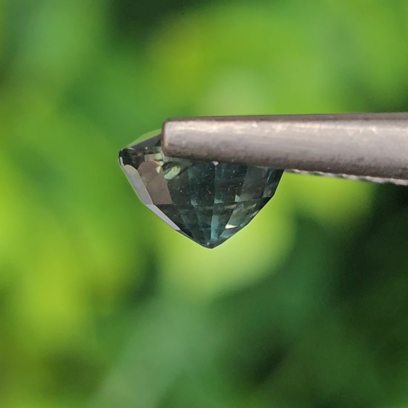 พลอย แซปไฟร์สีน้ำเงินอมเขียว Teal Sapphire 1.34 กะรัต (Cts.) พลอยแท้ อัญมณีมงคลประจําวันเกิด เครื่องประดับพลอย