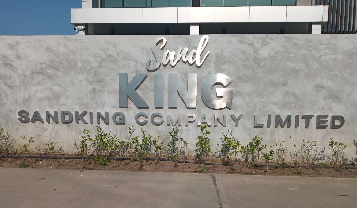 ติดตั้งป้ายอักษรสแตนเลสสีเงินแฮร์ไลน์ ยกขอบ 1นิ้ว ติดขาลอย 2cm