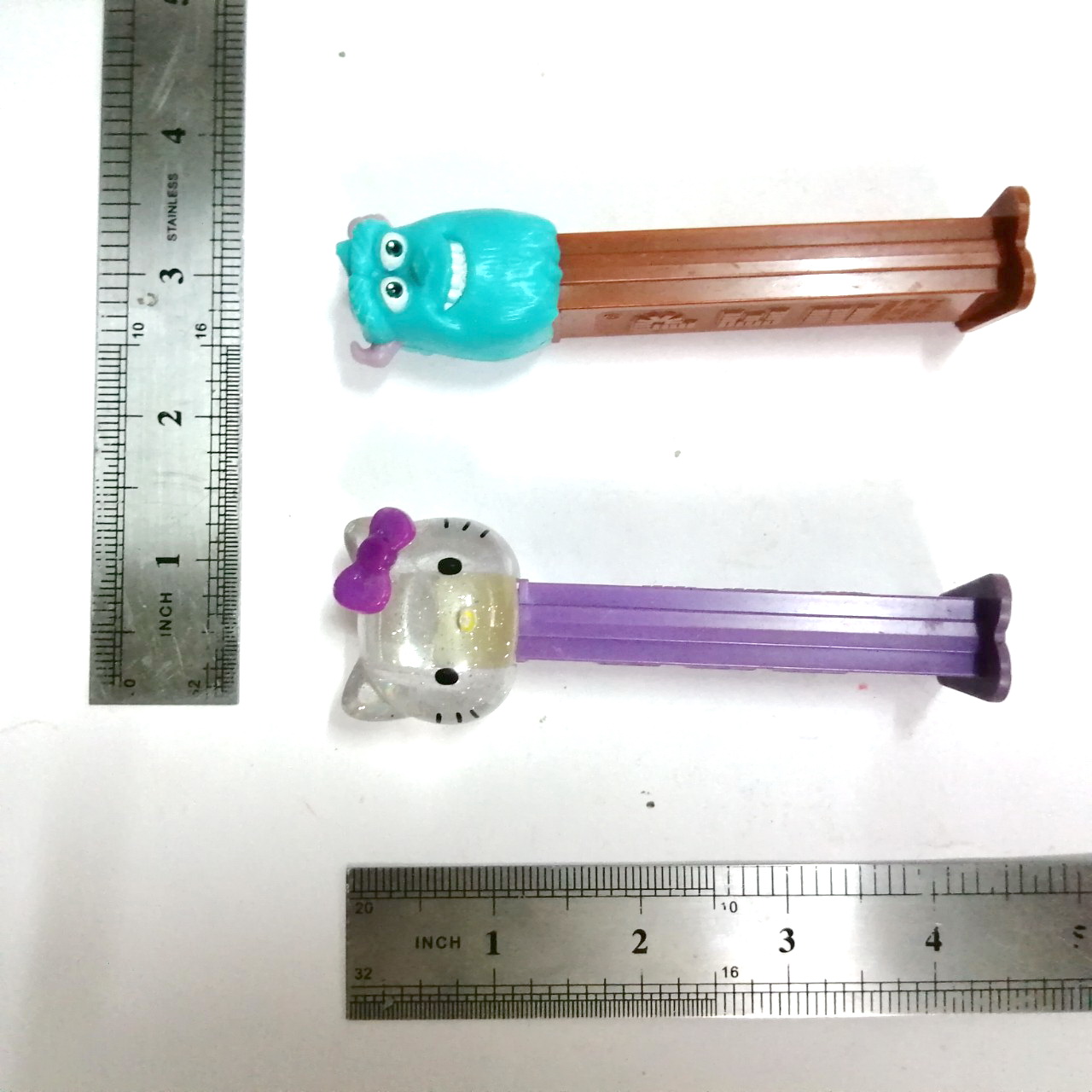 ที่ใส่ขนม PEZ รูป คิตตี้(ใส)และ มอนสเตอร์อินค์ งานเก่าเก็บ ขายตามสภาพ ขายคู่