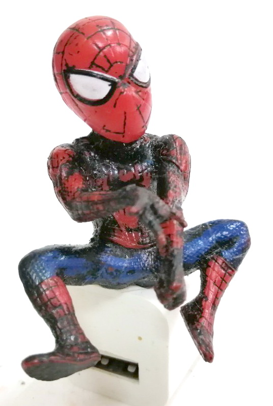 ฟิกเกอร์ สไปเดอร์แมน กึ่งSD ท่านั่ง สามารถนำไปวางประดับได้ ท่านั่งยิงใย ทำสีสำเร็จ ขนาดราว 8 ซม. เก่าเก็บ