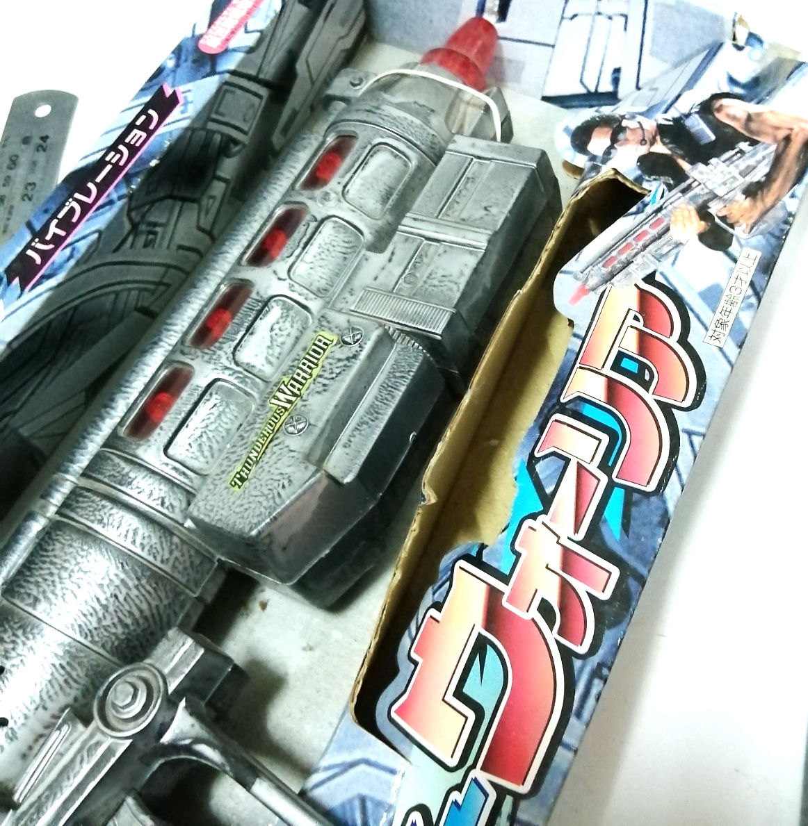 (กรุณาเลือกสี) ของเล่น ปืนพลาสติก จากสตาร์วอส์ งานเก่าเก็บในกล่อง /ไม่ได้เช็คสภาพ ไม่เคยแกะเล่น***งานเก่ากล่องมีตำหนิตามภาพ หายาก มีสองสี สีเงินและสีทอง