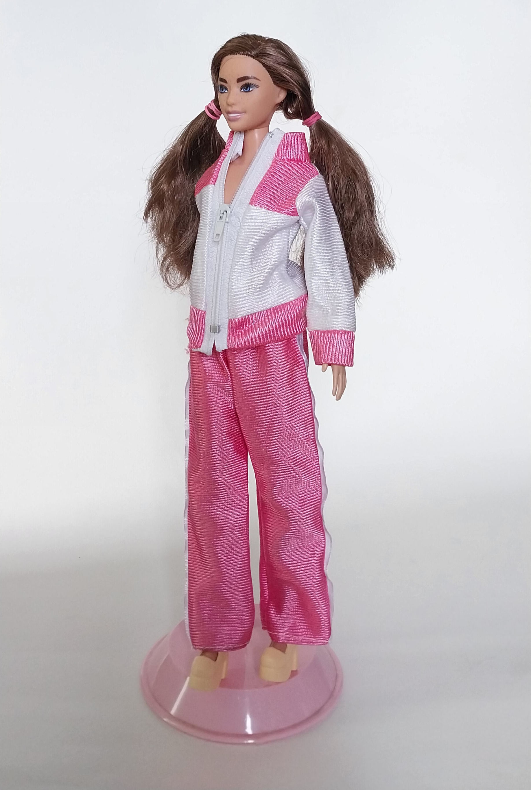 ตุ๊กตาบาร์บี้ **มีรอยบ้างที่ท้อง, ตุ๊กตาขาแข็งไม่ได้ รุ่นอกแบนไม่มีเอว ผมยาวสลวย ผิวเข้ม 2018 Mattel Indonesia