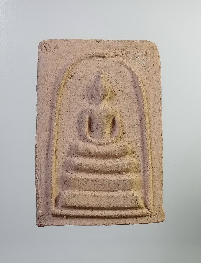 ผ2582 พระสมเด็จ หลังฝังข้าวสารดำ ไม่ทราบที่ครับ